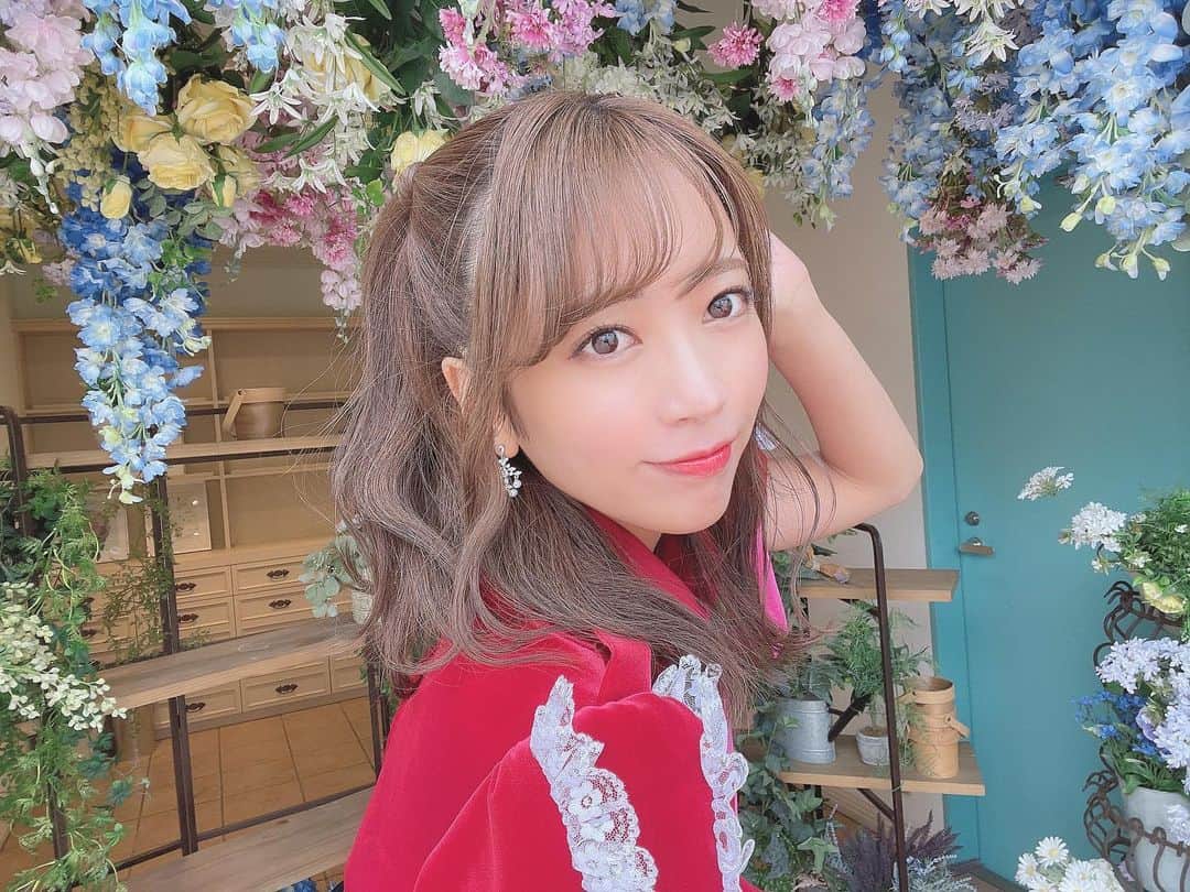 井上真由子のインスタグラム：「. 本日4/21 26th single 『はじまりエール』をリリースさせていただきました！  いつも応援してくださる皆様、ありがとうございます✨  リーダーの幸愛ちゃんと同期の愛ちゃんのラストシングル  私達にとってとても大切な一曲です！皆さんにとっても大切な曲になりますようにっ🕊  #スパガ #はじまりエール」