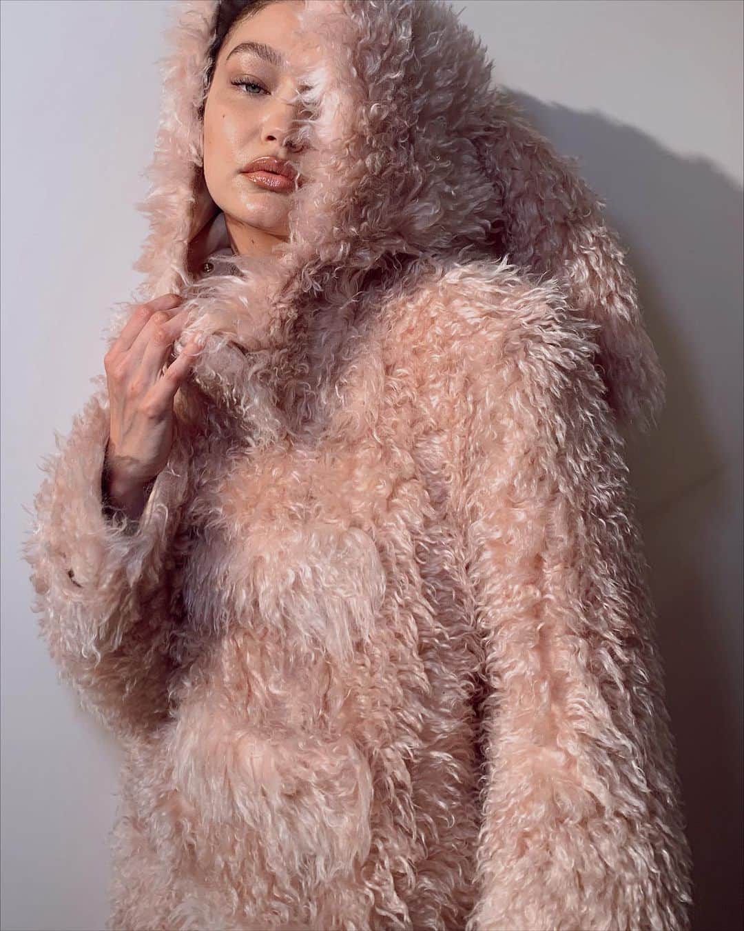 ジジ・ハディッドのインスタグラム：「showtime #BurberryAW21 @burberry love you @riccardotisci17 🐇🐇🩰」