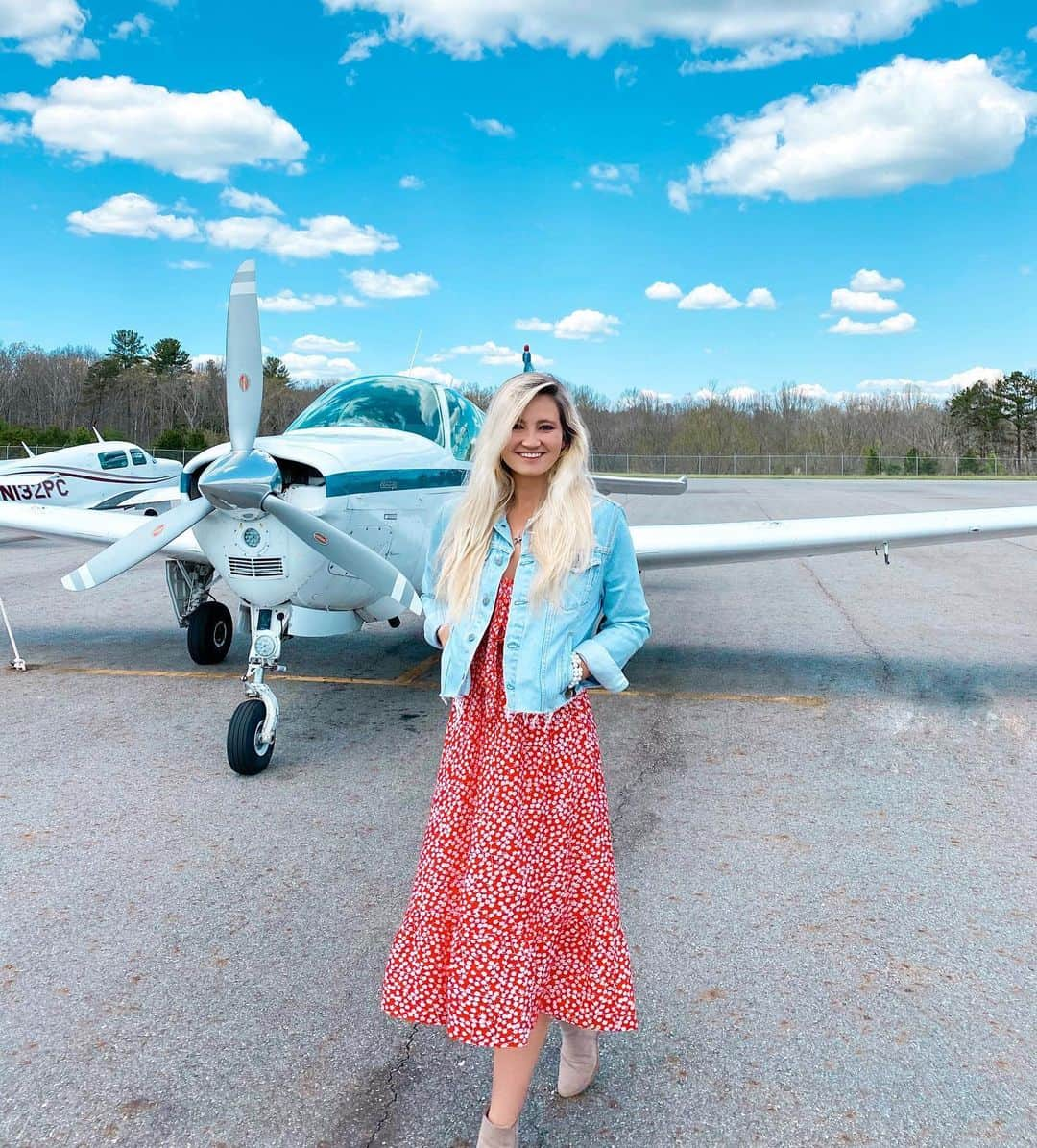 サシャ・カリスのインスタグラム：「Heading on a trip this weekend! Swipe to see where ✈️➡️」