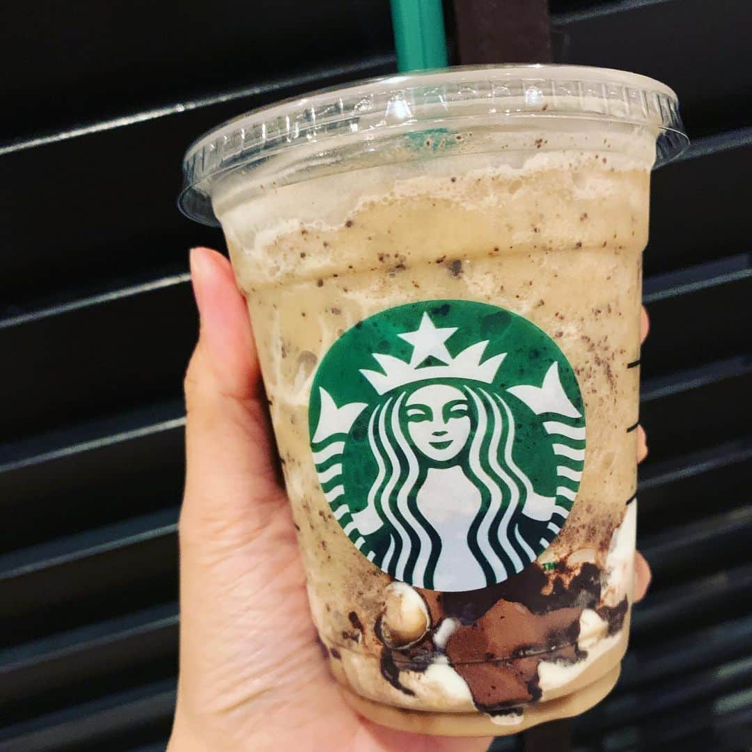 ギャル曽根のインスタグラム：「出前でスタバ。 たまに甘いものが飲みたくなります。 スタバだったり、、、タピオカだったり、、、 ちなみにこれはティラミスフラペチーノ？というフラペチーノです😂✨ #名前間違ってたらごめんなさい。 #スターバックス。」