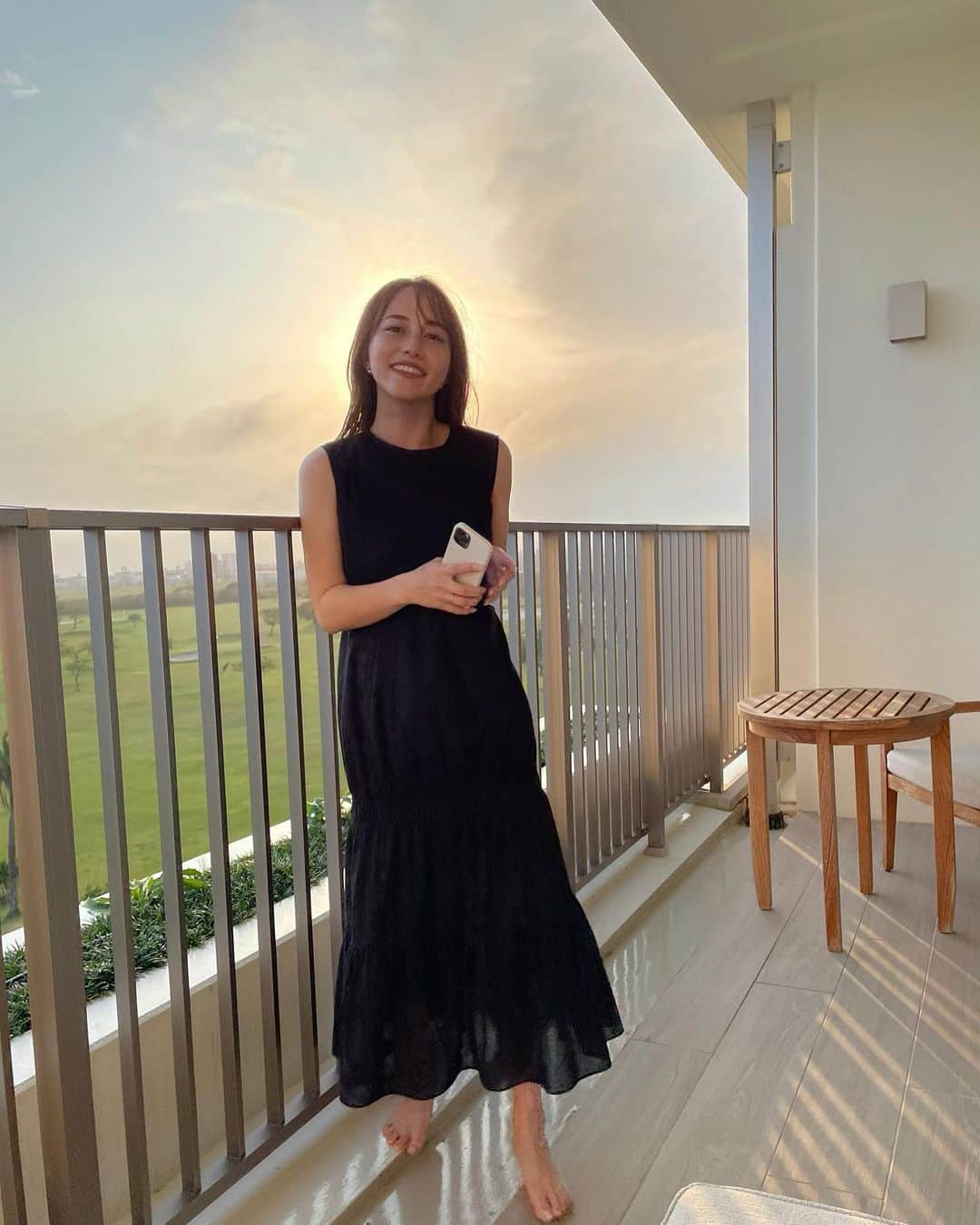 左近鈴乃さんのインスタグラム写真 - (左近鈴乃Instagram)「お疲れ様でした🌇♡  疲労感がすごいので癒しの写真を。 ヘムギャザーワンピも好評で嬉しいなっ 明日が楽しみドキドキ！♡  今日はホテルに帰って一杯飲もっと🍋笑  #SOUAIRE」4月21日 23時37分 - suzuno_sakon