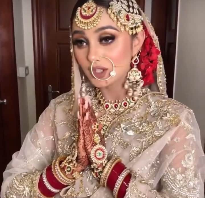 Indianstreetfashionのインスタグラム：「Just a little cute funny video to pep up the peeps who have to keep post poning their wedding because of corona ! Tag a friend who’ll be a sassy bride and share this with your friends 😏 @indianstreetfashion #indianstreetfashion #indianwedding  #weddingmemes #weddingjokes  #intimatewedding #bride #cutebride @_aashima25_」