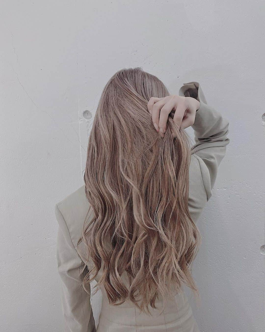 小原優花さんのインスタグラム写真 - (小原優花Instagram)「hair💇🏼‍♀️ @haircarry ✨ 最近お気に入りのULTISTカラーで、いつものグレージュにモーヴピンクを足してもらいました♡  2枚目が染めたての色味で、色落ちしてきてもずっと柔らかい色味で綺麗でした🌸🥰  CARRYさん《 @haircarry 》では、今5/31まで緊急♡お得すぎるキャンペーン中です🙆‍♀️💕  下のメニューからお選びいただけます☺️💗💗 ▽ ▽ ▽ ・デザインカット(シャンプーなし) 通常¥5,000→❤️¥2,500❤️  ・ケアカラー+艶トリートメント+メンテカット 通常¥11,060→❤️¥5,500❤️  ・イルミナカラー+イルミナトリートメント+メンテカット 通常¥14,320→❤️¥7,160❤️  ・ケアブリーチ+ケアカラー+艶トリートメント+メンテカット 通常¥16,520→❤️¥8,260❤️  ・ケアカラー+ハイライト+艶トリートメント+メンテカット 通常¥20,020→❤️¥9,980❤️  ・ケアカラー+艶トリートメント+メンテカット+ノーマルクオリティシールエクステ(60本) 通常¥32,060→❤️¥16,030❤️  ・ケアカラー+艶トリートメント+メンテカット+ハイクオリティシールエクステ(60本) 通常¥48,400→❤️¥24,200❤️  今回はさらに🥳🥳🥳 (ロング料金、スチーム&コラーゲン、艶トリートメント、消費税)全て込みの金額です🎊🎉  ●ノーマルシールエクステ60センチ  1本通常¥500→¥300  ●ハイクオリティシールエクステ45センチ  1本通常¥880→¥470  ※指名料+¥1100 ※代表小柳指名料+¥2200 ・ ・ 初回の方もリピーターさんもご利用できるクーポンです👏🏻💕  ▼ご予約はこちら💁🏼‍♀️ CARRY池袋店 ☎️03(3971)8220  小柳店長、いつもありがとうございます🙏🏻☺️✨  #carry #hair #美容室 #池袋 #アルティスト #ultist #シールエクステ」4月22日 11時35分 - yunkoro519