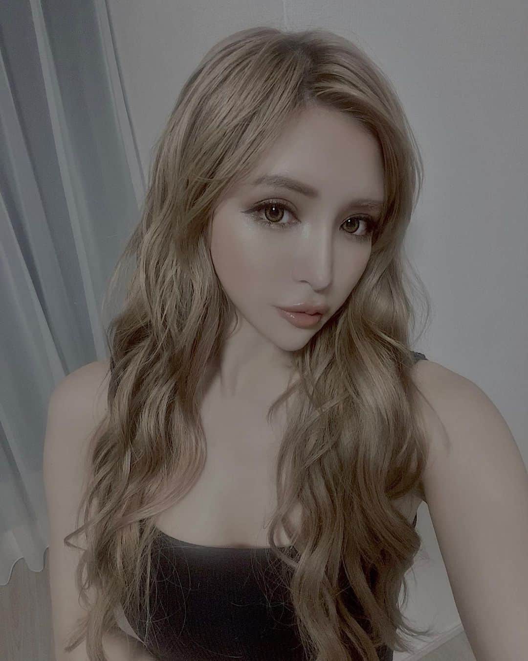 小原優花のインスタグラム：「hair💇🏼‍♀️ @haircarry ✨ 最近お気に入りのULTISTカラーで、いつものグレージュにモーヴピンクを足してもらいました♡  2枚目が染めたての色味で、色落ちしてきてもずっと柔らかい色味で綺麗でした🌸🥰  CARRYさん《 @haircarry 》では、今5/31まで緊急♡お得すぎるキャンペーン中です🙆‍♀️💕  下のメニューからお選びいただけます☺️💗💗 ▽ ▽ ▽ ・デザインカット(シャンプーなし) 通常¥5,000→❤️¥2,500❤️  ・ケアカラー+艶トリートメント+メンテカット 通常¥11,060→❤️¥5,500❤️  ・イルミナカラー+イルミナトリートメント+メンテカット 通常¥14,320→❤️¥7,160❤️  ・ケアブリーチ+ケアカラー+艶トリートメント+メンテカット 通常¥16,520→❤️¥8,260❤️  ・ケアカラー+ハイライト+艶トリートメント+メンテカット 通常¥20,020→❤️¥9,980❤️  ・ケアカラー+艶トリートメント+メンテカット+ノーマルクオリティシールエクステ(60本) 通常¥32,060→❤️¥16,030❤️  ・ケアカラー+艶トリートメント+メンテカット+ハイクオリティシールエクステ(60本) 通常¥48,400→❤️¥24,200❤️  今回はさらに🥳🥳🥳 (ロング料金、スチーム&コラーゲン、艶トリートメント、消費税)全て込みの金額です🎊🎉  ●ノーマルシールエクステ60センチ  1本通常¥500→¥300  ●ハイクオリティシールエクステ45センチ  1本通常¥880→¥470  ※指名料+¥1100 ※代表小柳指名料+¥2200 ・ ・ 初回の方もリピーターさんもご利用できるクーポンです👏🏻💕  ▼ご予約はこちら💁🏼‍♀️ CARRY池袋店 ☎️03(3971)8220  小柳店長、いつもありがとうございます🙏🏻☺️✨  #carry #hair #美容室 #池袋 #アルティスト #ultist #シールエクステ」