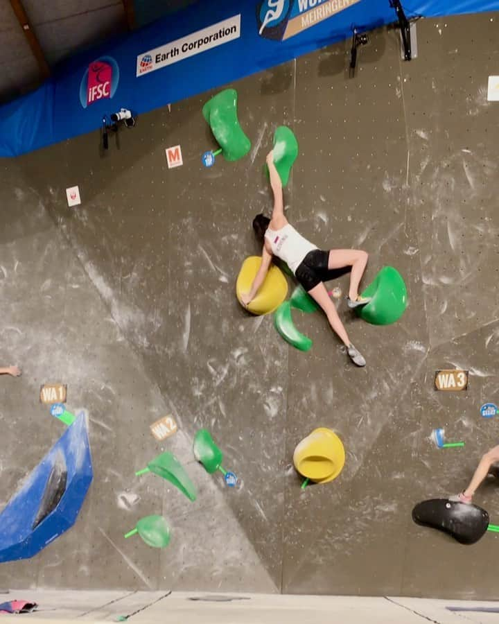 ユリア・クルーダーのインスタグラム：「Wished there was more moments like this one ☝🏻🔝 felt ready and really excited but it was a different story on the mats.. after few days of processing I’m feeling motivated again 💪🏻 can’t wait for the next comps ⚡️ @sloveniaclimbing @scarpaspa」