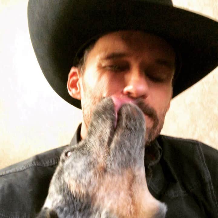 のインスタグラム：「After work greeting from Otis...」
