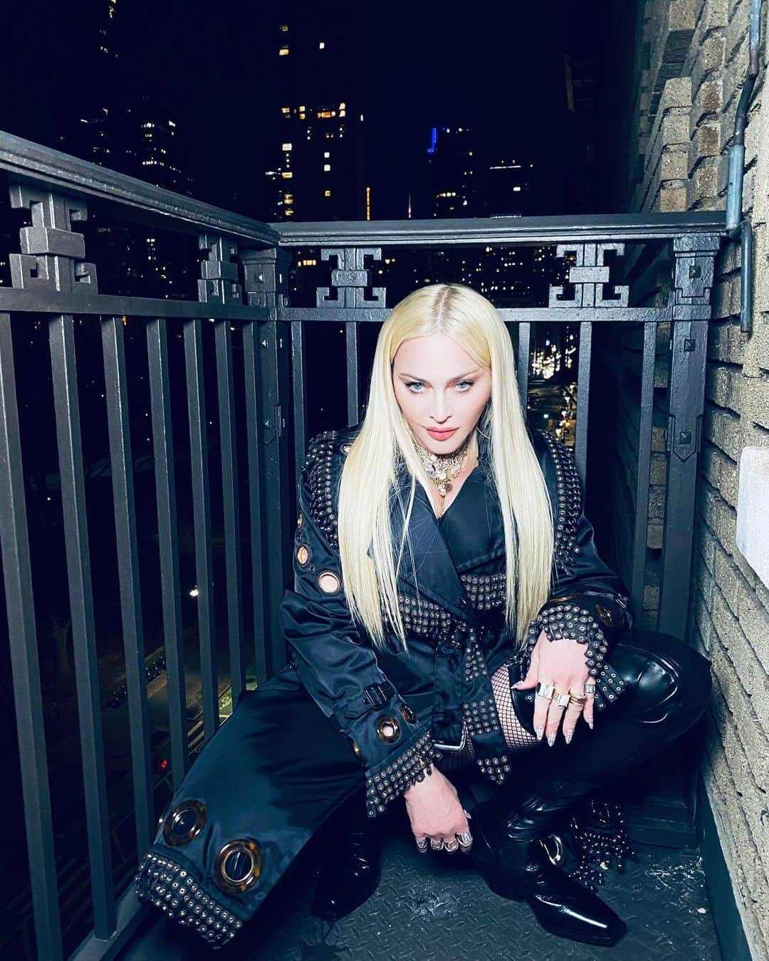 マドンナさんのインスタグラム写真 - (マドンナInstagram)「A toast to Riccardo Tisci 🥂 These boots are so 🔥🔥🔥 @riccardotisci17 @burberry  #BurberryAW21」4月22日 6時01分 - madonna