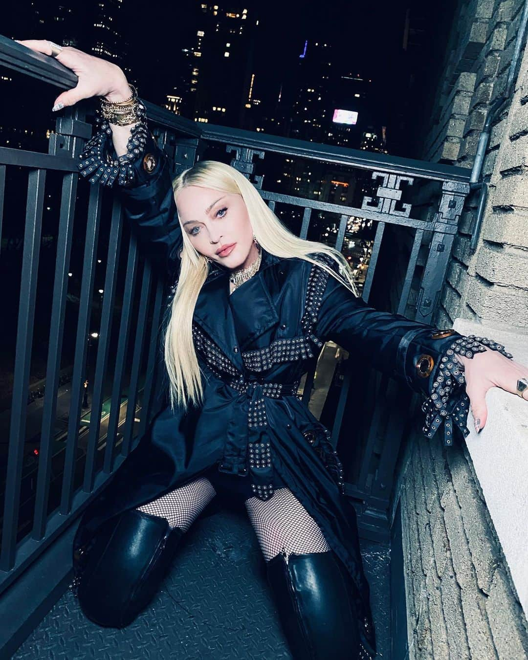 マドンナさんのインスタグラム写真 - (マドンナInstagram)「A toast to Riccardo Tisci 🥂 These boots are so 🔥🔥🔥 @riccardotisci17 @burberry  #BurberryAW21」4月22日 6時01分 - madonna