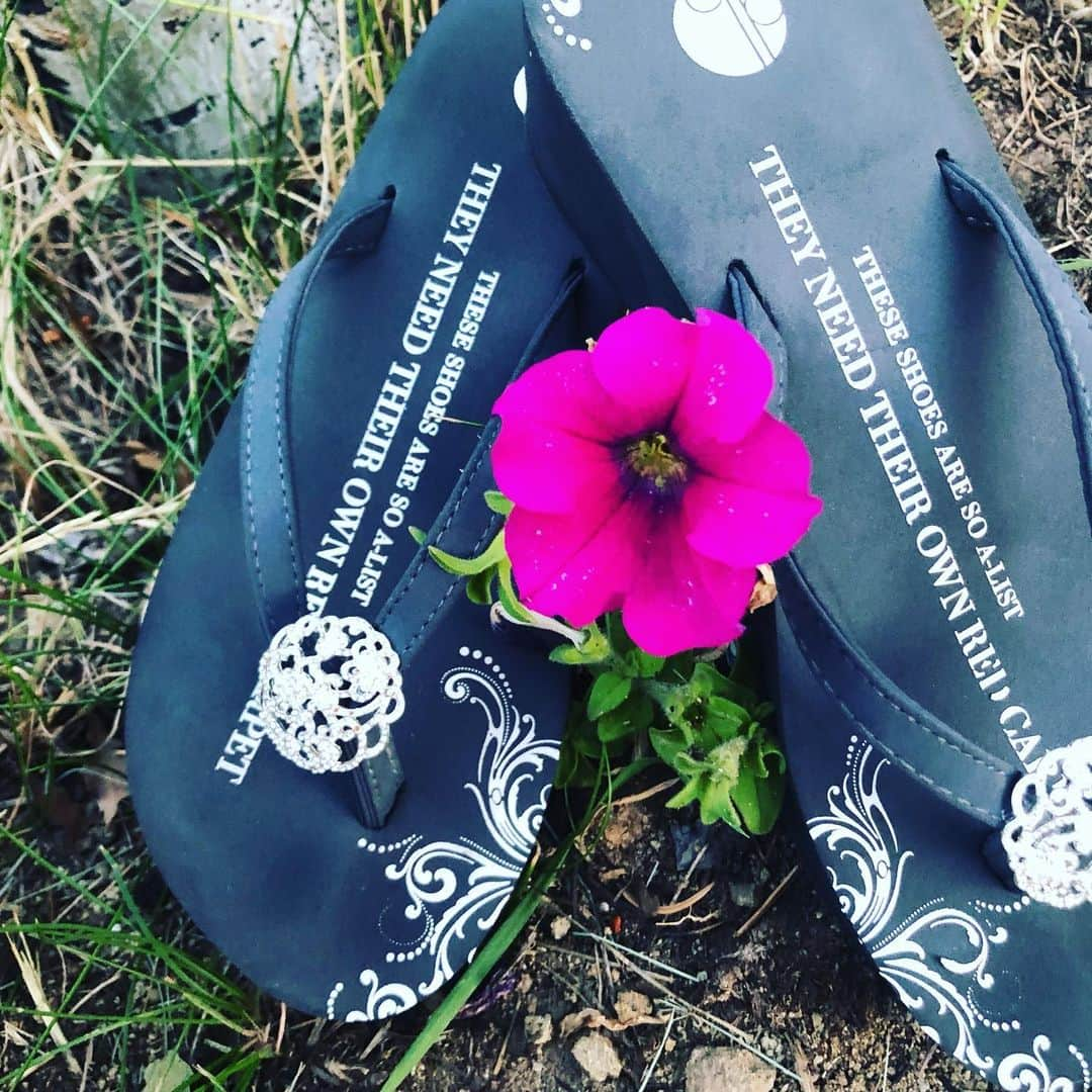 ガールトゥードアーズダウンさんのインスタグラム写真 - (ガールトゥードアーズダウンInstagram)「Spring is in the air🌸 #springtime #flipflops #blingflipflops #platformflipflops #sunnydays #salesalesale ##flipflopweather」4月22日 6時23分 - gtddshoes