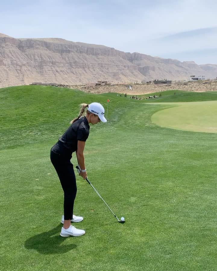Sierra Brooksのインスタグラム：「Sometimes you just have to throw it up there #TMFlopShot! #TMwedgeweek @taylormadegolf」