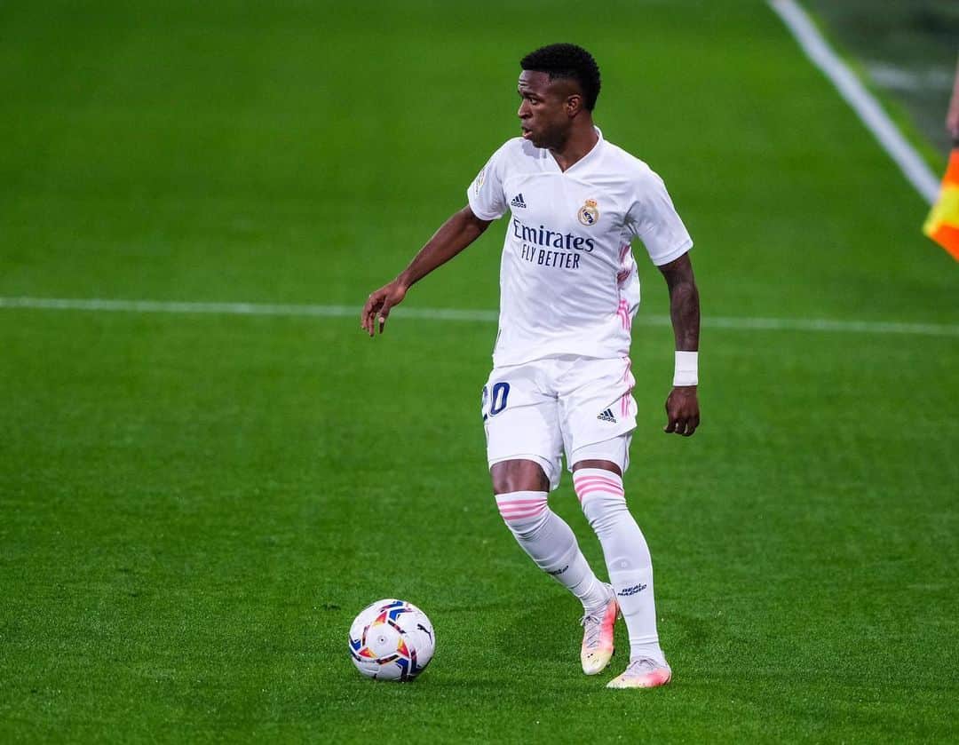 ヴィニシウス・ジュニオールのインスタグラム：「Hasta el final Vamos Real! ⚽️⚡️🤍」