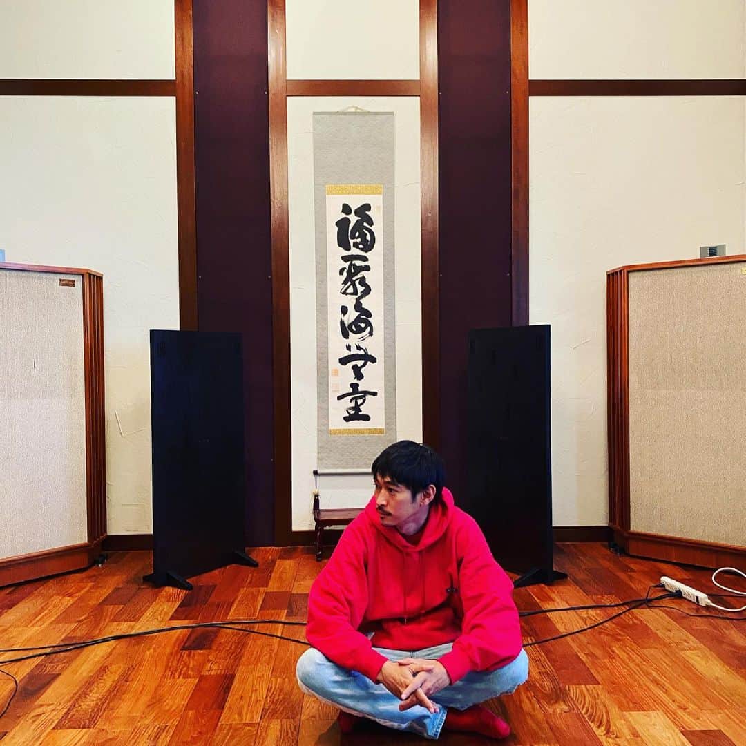 窪塚洋介のインスタグラム：「昨日は"山田豊文"先生の誕生日をお祝いしに、杏林予防医学研究所と先生のご自宅に、遊びに行かせてもらいました♪ パワーアップした音響システムが凄すぎて、深部脳開花🌹　 おめでとうございます＆ ありがとうございます🙏」