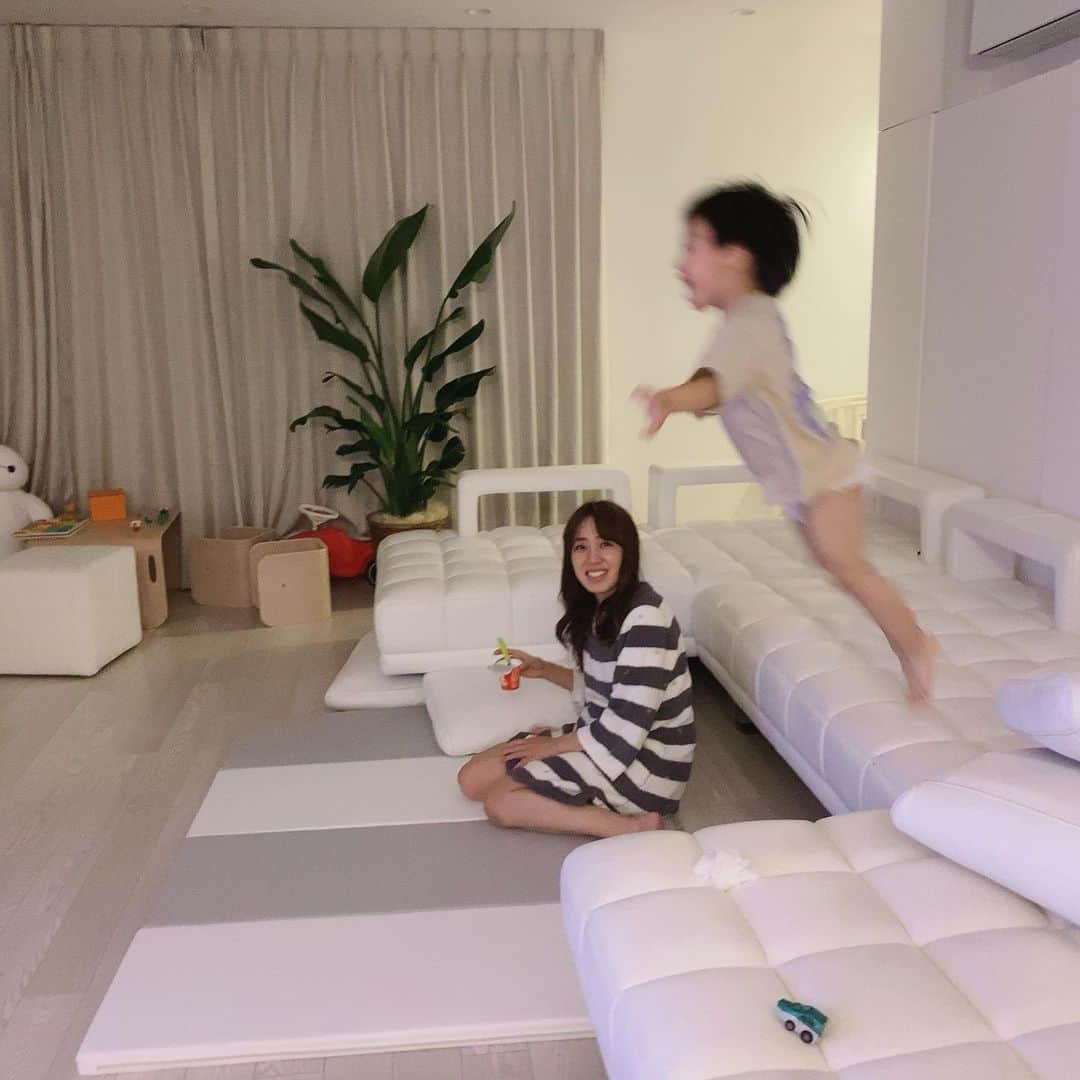 アレクサンダーのインスタグラム：「ジャンピングカゲトラ #fly #飛ぶおちび」