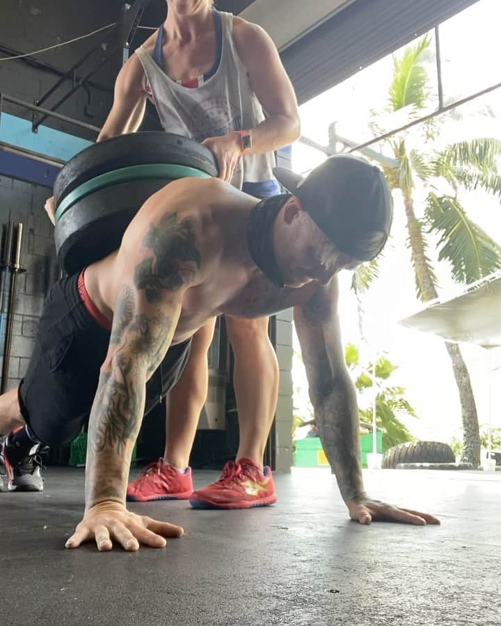 ザッキー・ヴェンジェンスのインスタグラム：「Bday push ups with the help of my fav coach @curlieq82 #bday #pushups #115lbs #workhard #fitness」