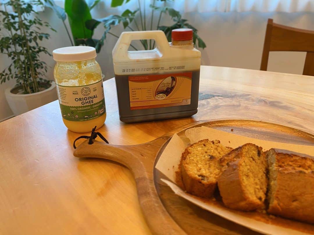 近藤千尋のインスタグラム：「おはようございます🌞  毎朝6時おきの次女😂 寝るのが19時半とかだから 仕方ない👶笑 げ、朝ご飯の食パン買い忘れてた〜 となりパウンドケーキで朝ご飯🍌 バナナ潰したやつと、 シンプルチョコチップ✨🍫 バターをギーに変えて 砂糖をデーツシロップに変えて ヘルシーで、食べてて罪悪感が減る パウンドケーキに🥰笑  よし、学校送ってきまーす🚲 今日も頑張りましょう🙋‍♀️」