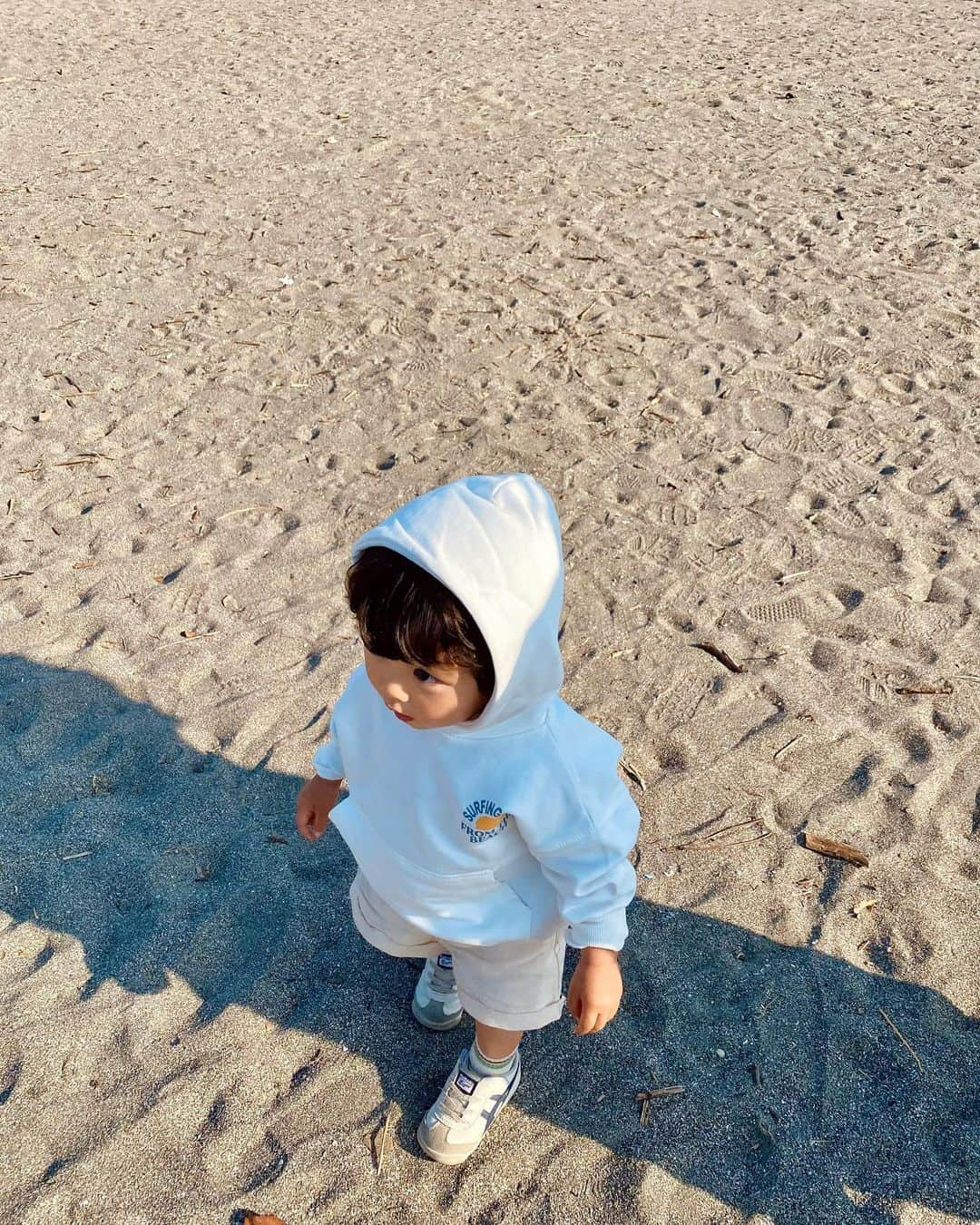 Ayaさんのインスタグラム写真 - (AyaInstagram)「🌊🌊🌊 1歳8ヶ月、日々成長中〜👦🏻 色んな事に興味深々で、 自分な好きなものがあるとずっと その事に夢中〜🧐💙いい事やね。笑 . 言葉も単語から最近たまに二言 喋ってたり、一時保育行った日は なんか凄い成長して帰ってくる気がする😂 （まだ三回しかいってないけど） 私が寂しくて子離れできなそう🥺🥺💦  . . #1歳8ヶ月 #男の子 #男の子ベビー  #男の子コーデ  #zarakidsboy  #イヤイヤ期」4月22日 8時50分 - aya__fit