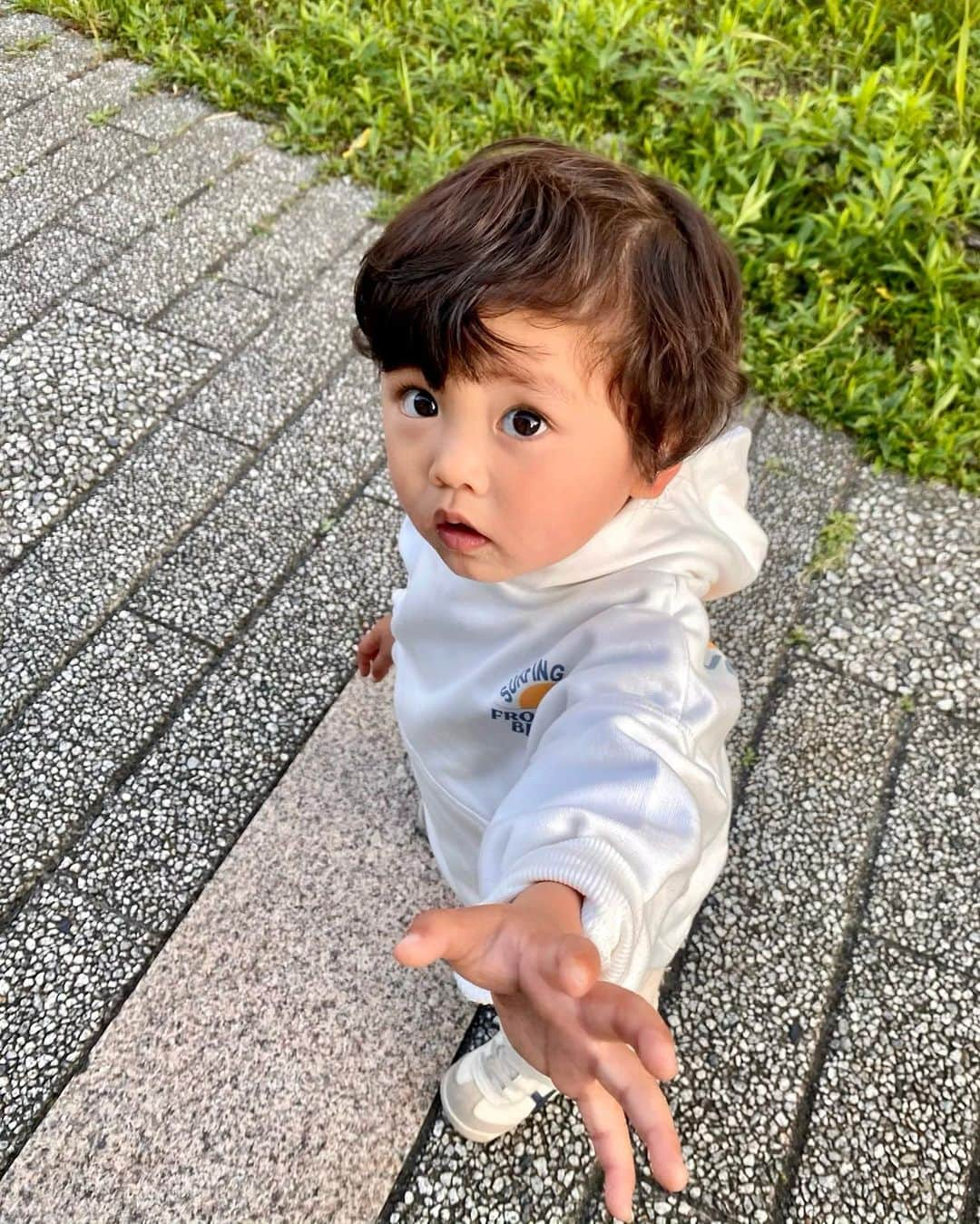 Ayaさんのインスタグラム写真 - (AyaInstagram)「🌊🌊🌊 1歳8ヶ月、日々成長中〜👦🏻 色んな事に興味深々で、 自分な好きなものがあるとずっと その事に夢中〜🧐💙いい事やね。笑 . 言葉も単語から最近たまに二言 喋ってたり、一時保育行った日は なんか凄い成長して帰ってくる気がする😂 （まだ三回しかいってないけど） 私が寂しくて子離れできなそう🥺🥺💦  . . #1歳8ヶ月 #男の子 #男の子ベビー  #男の子コーデ  #zarakidsboy  #イヤイヤ期」4月22日 8時50分 - aya__fit