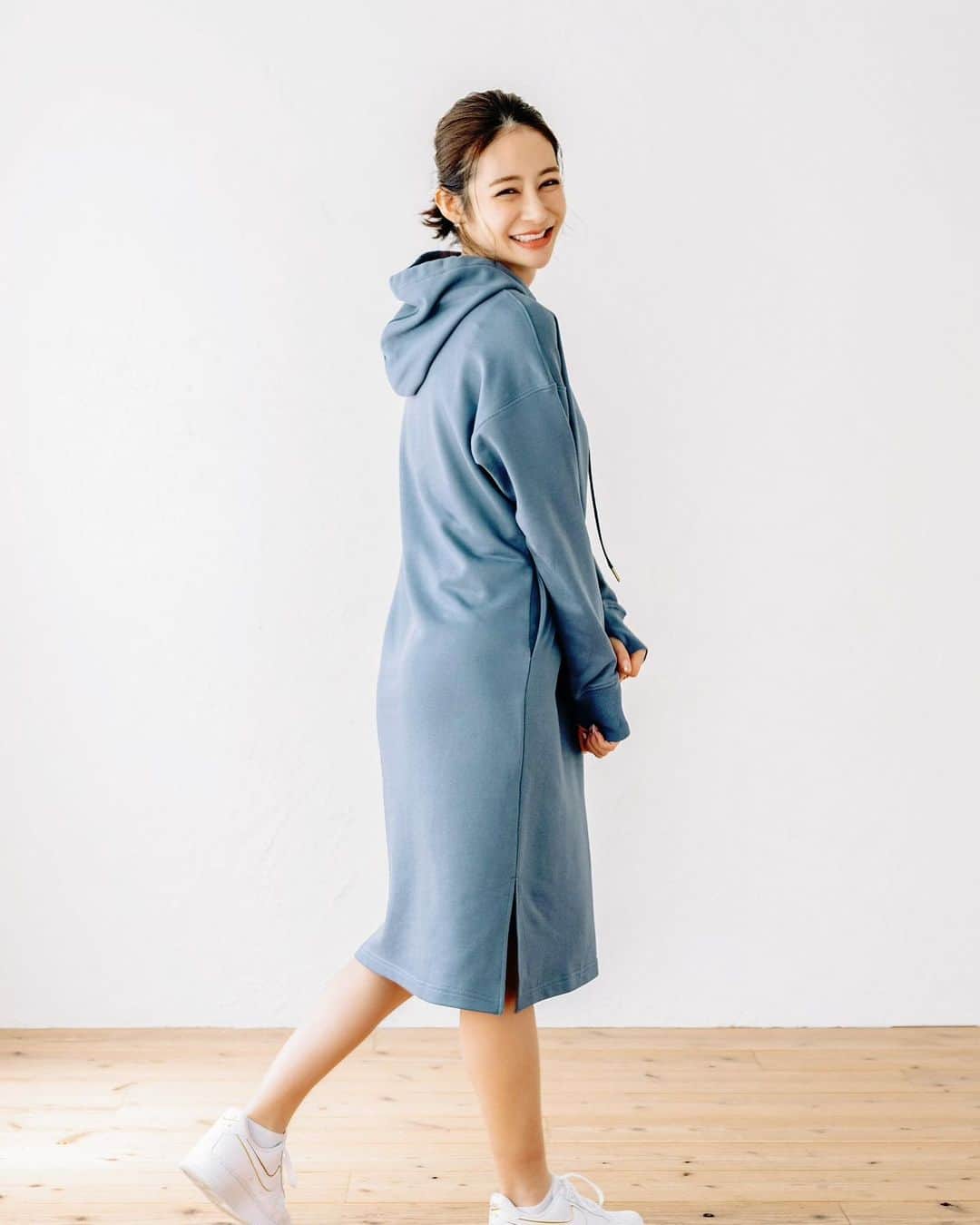 Reikaさんのインスタグラム写真 - (ReikaInstagram)「先日発売してすぐ完売になっちゃった　@elevate_official1  のワンピースとキッズのパーカー 再入荷です❤️ こちらはブルー  #親子リンクコーデ  #親子コーデ  #ママコーデ #elevate #エレベイト」4月22日 9時18分 - reikamarianna