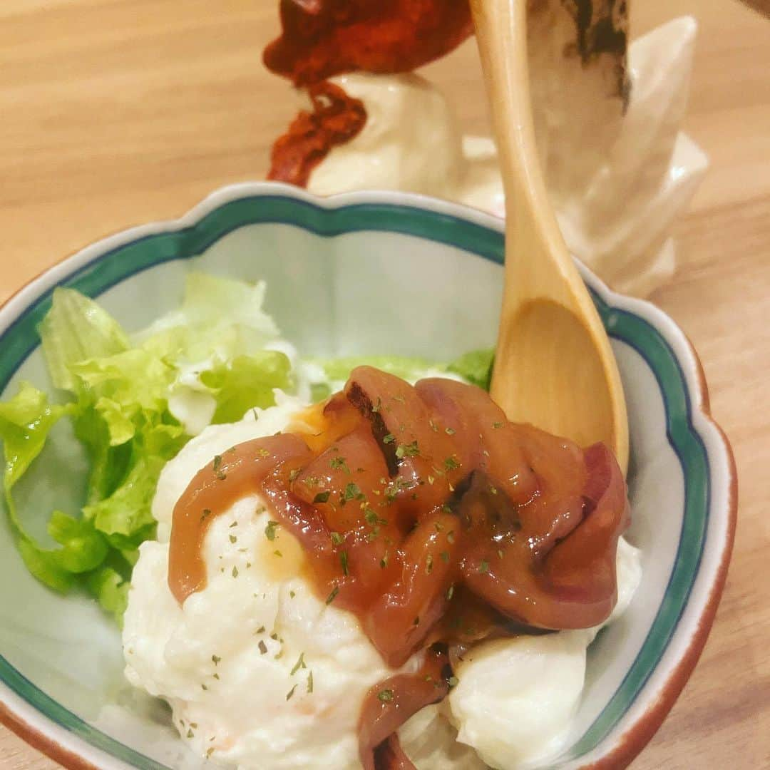 鶏魚 谷町のインスタグラム：「「塩辛ポテサラ」 ¥400  綺麗な紅と綺麗な白。 🐓谷町4丁目駅すぐ、 がぶ飲み酒場“鶏魚”でお待ちしてます！🐟  #鶏魚#谷町4丁目#谷町#貝#牡蠣#飲み放題#セルフ飲み放題#利き酒#利き日本酒#日本酒#唐揚げ#飯テロ#酒テロ#煙草#タバコ#喫煙可能店#昼飲み#昼呑み」