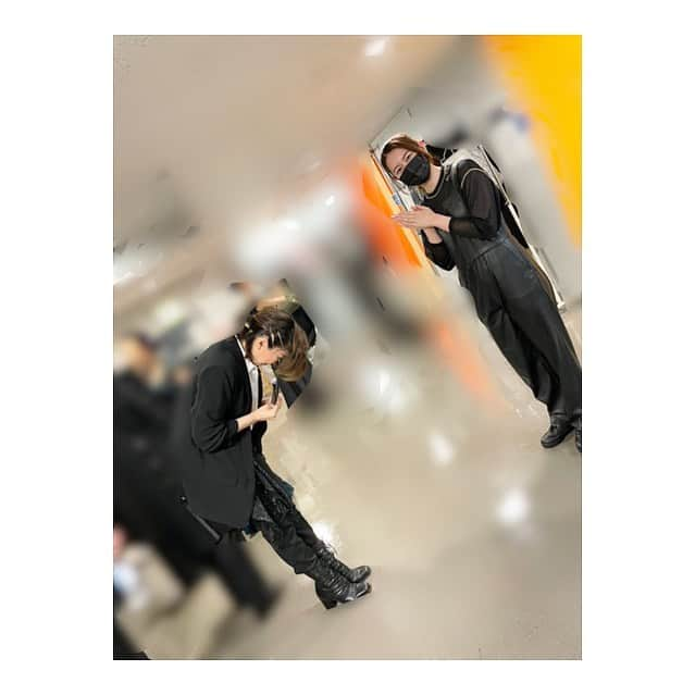 瀬奈じゅんさんのインスタグラム写真 - (瀬奈じゅんInstagram)「﻿ ﻿ 実はガラコンサート花組verで、休演日にもかかわらず、袖でずーっと付きっきりで助けてくれていたとし。﻿ ﻿ いつも穏やかで何だかずっとニヤニヤ笑ってて、心強く力強くサポートしてくれていました。﻿ としが居てくれなければ、無事にルキーニを務める事はできなかった事でしょう……本当に。﻿ 現役時代のエリザベート役の時も付きっきりで助けてくれていました。﻿ ﻿ これが「無償の愛」というものか……。﻿ (誕生日プレゼントと言う名の賄賂はお渡ししましたけれども)﻿ ﻿ 今後、私はこの方に足を向けて寝られなくなってしまいました……ちくしょう。﻿ ﻿ でもね、多分、私はこの日の為にとしを可愛がってきたんだと思う笑。﻿ ﻿ 本当に本当にありがとう！！﻿ ずっとずっと愛してるよ！！﻿ ﻿ ﻿ #エリザベート　﻿ #ガラコンサート　﻿ #宇月颯 さん﻿ #ルキーニパイセン　﻿ #頼もしい　﻿ #一生付いていきます 笑﻿ #瀬奈じゅん」4月22日 9時42分 - junsena_official