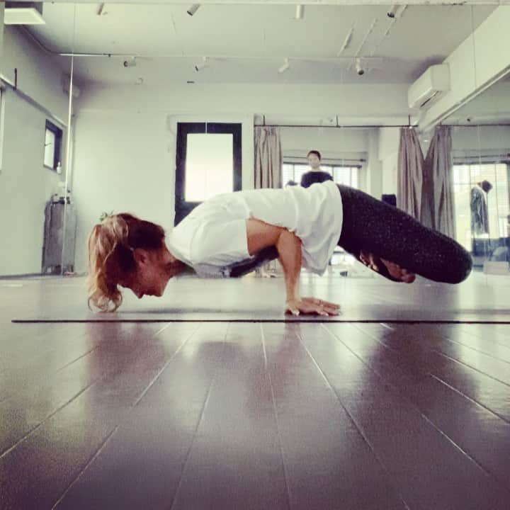 橋本麗香のインスタグラム：「@nattyyoga  ナッティー先生との週一の この時間が私のリセットです。  まだ知らなかった自分を見つける時間。 毎回変化する心と身体との対話。 力が入りすぎても 抜きすぎても収まらない。 ちょうどピッタリとハマるとこを見つける旅。 辛いと思えばどんどんつらくて、 意識するポイントを変えるだけで、辛さから解放され心地よい集中に入ります。 その瞬間は思考からも解放されて、完全な “無”に入り 時間も空間の概念も無くなります。 その瞬間が訪れると肉体から解放され、 真の自身を感じる事が出来ます。  ヨガは私にとってのメディテーションのうちの一つです。 真の自分に戻れる事。 それが私にとってのメディテーション。  物質世界を忘れられる美しい時間。  いつもありがとうございます。 @yestokyo  感謝しております🙏🏻  #ヨガ#yoga#love#peace」