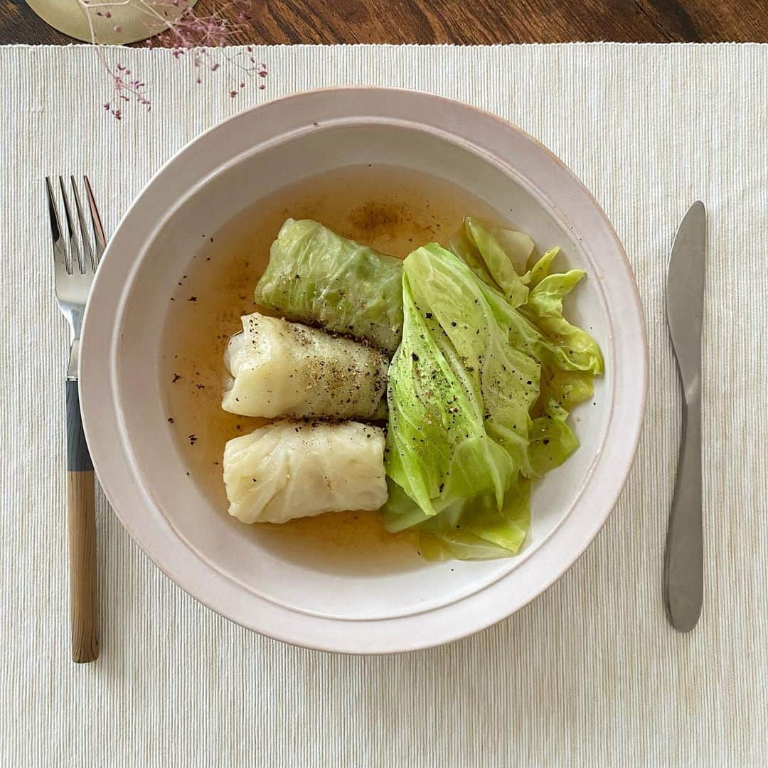 千波さんのインスタグラム写真 - (千波Instagram)「ヘルシーロールキャベツ🥬 野菜を沢山食べたい時、 キャベツに飽きた時の 私の定番中の定番です‼︎  鶏団子スープを作る時に タネを多めに作って 冷凍しておいたり ロールキャベツも多めに作って冷凍ストックしています🧊 とっても簡単で便利‼︎‼︎  鶏団子は 鶏胸ミンチ＋豆腐多めでふわふわに ネギと生姜をたっぷり入れて ○お酒 ○鶏ガラだし粉末 ○醤油 ○塩胡椒 を少しずつ入れて味付け。  🫕スープは ○トマト缶＋洋風だし＋胡椒＋チーズ ○洋風だし＋白ワイン＋胡椒＋隠し味程度の醤油 ○洋風だし＋鶏ガラだし(混ぜると美味しい)＋お醤油少し＋胡椒  が多いですが バターや味噌をほんの少し入れるのも◎  ヘルシー淡白な味にしているので チーズやハーブなど あとから足して味変するのも✨◎  よければぜひ❣️  #ロールキャベツ #春 #ヘルシーレシピ #野菜たっぷり #チーズ好き」4月22日 10時18分 - chinami19880612