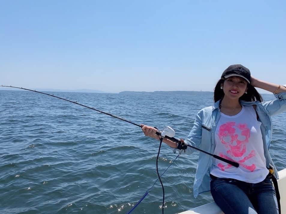 神谷麻美さんのインスタグラム写真 - (神谷麻美Instagram)「#釣り 楽しい💗🐟💗✨   #釣り女子 👸💕✨ #釣り人 💕✨  #釣りスタグラム 🐬💕✨#釣りガール 🧜‍♀️💕✨  #fishing 💕✨ #fishingday ☀️💕✨  #fishingtime 🌈✨ #fishinggirl 👑💕✨」4月22日 10時37分 - asamice428