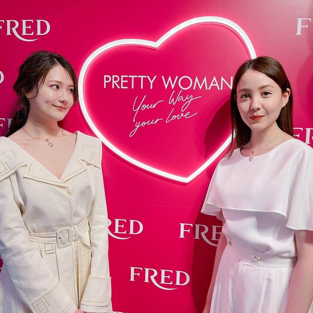 トリンドル瑠奈さんのインスタグラム写真 - (トリンドル瑠奈Instagram)「玲奈と @fredjewelry のアクセサリーをつけて🕊  ハートモチーフの重ね付けかわいいいい💕  私はお洋服に合わせてピンクゴールドにしました！ラブリーだけど大人っぽさもあってキュンでした🥰  @fredjewelry  #FREDxBATSU #FREDPrettyWoman #YourWayYourLove #fredjewelry」4月22日 21時36分 - tori_luna0310