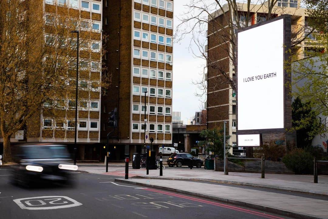 オノ・ヨーコさんのインスタグラム写真 - (オノ・ヨーコInstagram)「For #EarthDay my work I LOVE YOU EARTH is appearing on billboards in London, Manchester, Liverpool, and Glasgow. ﻿ ﻿There are so many of us in the world who are now awakened, ready to act to save our world. So let’s work together to save this planet. Together. That’s how we will change the world. We change, and the world changes. Have trust in what you can do. Have trust in how fast we can change our world for the better. Why? Because we have to. Believe that we are one and together we will make it. Love is what connects all lives on Earth. ﻿ ﻿—— ﻿ ﻿Yoko Ono, I LOVE YOU EARTH, 2021 ﻿Part of @serpentineuk Back to Earth project installed to mark Earth Day 2021 in partnership with @clearchanneluk at: ﻿ ﻿1. Lambeth Palace Road, London ﻿Photo credit - George Darrell ﻿ ﻿2. Mancunian Tower, Manchester ﻿Photo credit - Jan Koblanski ﻿ ﻿3. Lambeth Palace Road, London ﻿Photo credit - George Darrell ﻿ ﻿4. North London Tower, London ﻿Photo credit - George Darrell ﻿ ﻿5. Argyle Street, Glasgow ﻿Photo credit Alan Dimmick ﻿ ﻿Tap the link in bio to find a billboard near you! Snap a picture of yours and spread the message online with #ILOVEYOUEARTH ﻿」4月22日 21時36分 - yokoono