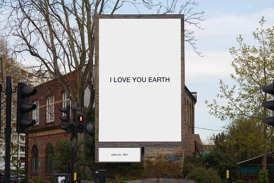 オノ・ヨーコさんのインスタグラム写真 - (オノ・ヨーコInstagram)「For #EarthDay my work I LOVE YOU EARTH is appearing on billboards in London, Manchester, Liverpool, and Glasgow. ﻿ ﻿There are so many of us in the world who are now awakened, ready to act to save our world. So let’s work together to save this planet. Together. That’s how we will change the world. We change, and the world changes. Have trust in what you can do. Have trust in how fast we can change our world for the better. Why? Because we have to. Believe that we are one and together we will make it. Love is what connects all lives on Earth. ﻿ ﻿—— ﻿ ﻿Yoko Ono, I LOVE YOU EARTH, 2021 ﻿Part of @serpentineuk Back to Earth project installed to mark Earth Day 2021 in partnership with @clearchanneluk at: ﻿ ﻿1. Lambeth Palace Road, London ﻿Photo credit - George Darrell ﻿ ﻿2. Mancunian Tower, Manchester ﻿Photo credit - Jan Koblanski ﻿ ﻿3. Lambeth Palace Road, London ﻿Photo credit - George Darrell ﻿ ﻿4. North London Tower, London ﻿Photo credit - George Darrell ﻿ ﻿5. Argyle Street, Glasgow ﻿Photo credit Alan Dimmick ﻿ ﻿Tap the link in bio to find a billboard near you! Snap a picture of yours and spread the message online with #ILOVEYOUEARTH ﻿」4月22日 21時36分 - yokoono