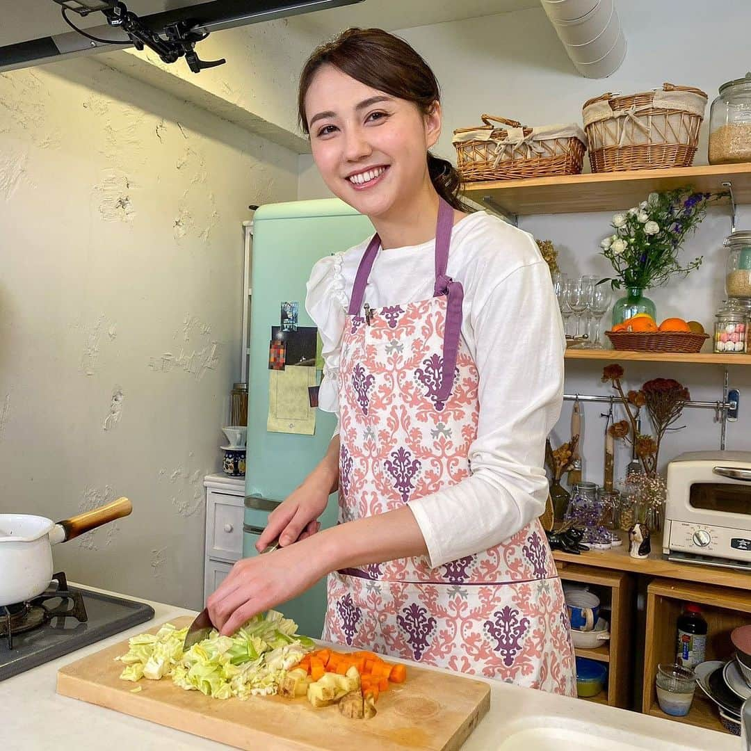 山形純菜のインスタグラム：「.﻿ 料理ロケしてきました〜🥦🍅﻿ ﻿ 凝った料理も素晴らしいけど﻿ 普段は時短ばかり考えがち...笑﻿ ﻿ そんな私にぴったりなレシピばかりでした！﻿ まるっとサタデー(朝5:30〜)ご覧ください🧀﻿ ﻿ ﻿ #料理 #手料理 #cooking #時短 #時短料理 #簡単 #節約﻿ #ヘルシー #美味しい #レシピ #朝ごはん #おうちごはん﻿ #管理栄養士 #栄養士 #資格持ち #まるっとサタデー﻿」