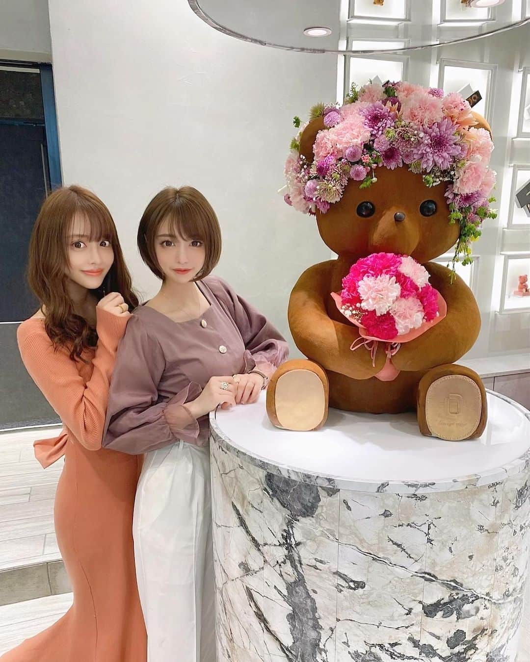 のインスタグラム：「🧸🧸🧸  今日は5月8日‼︎銀座一丁目に グランドオープンする "LOUANGE TOKYO le musee" 母の日コレクション〜2021〜 の素敵なレセプションパーティーへ @sakikichi1201 🐻と 行ってきましたぁぁぁ💓😚💓 くまちゃんも🧸母の日バージョンで かわいくなっていましたっ😹😹😹 世界大会を2度優勝した藤田浩司さんが 🌹母の日🌹をテーマに スペシャルなスイーツを 創作されたそうですが、 どれもこれも可愛いすぎて 食べるのがもったいない😣💓‼️  けど、美味しくいただきました🤣笑笑  @louangetokyolemusee @louange_tokyo  Thank you 🎁  #louangetokyolemusee #louangetokyo #ルワンジュ東京 #ルワンジュ東京・ル・ミュゼ #母の日 #母の日スイーツ」