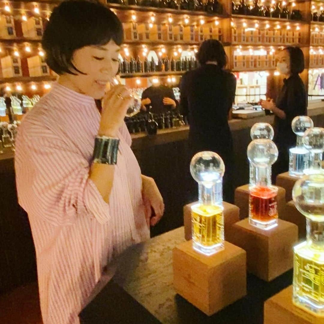 早坂香須子さんのインスタグラム写真 - (早坂香須子Instagram)「GINZA SIXにオープンしたブエノスアイレス発のフレグランスブランド『FUEGUIA1833』の香りと世界観を体験しました。  アルゼンチンのパタゴニアに広がる大自然や歴史、文化などからインスピレーションを得て生まれる、調香師ジュリアン・ベデルのクリエイトする香りはどれもマニアックで、私は心から痺れちゃうのです。  ジュリアンは本物、本質しか追わない調香師。原料は全て天然原料のみを使用。  GINZASIXの店舗の内装もかなり拘っていて、京都の町屋のイメージと融合した架空の「南米の家」。 土壁や木材、陶器の床など天然素材に囲まれているから、たくさんの香りが籠らずに呼吸している感じで、銀座のど真ん中ということを完全に忘れてしまいます。  店頭では担当者が付きますので、全ての香りのストーリーや調香を瞬時に教えてくれますし、会話の中から好みの香りをいくつか選んでくれます。  結局私は2時間近くかけて全てを嗅ぎ、最後にフエギアのギャラリーマネージャー中村さんと話しをしながら、ブラインドで本当に今の自分が求める香りを探し当てました。  天然原料だからこそ、人の肌、時間、気候でかなり立ち方が変わります。今日私は一つの香りに決めましたが、季節やシーン、なりたい自分、ファッション、時間、オンとオフ、いくつもの香りを使い分けていきたいと思うくらい、香りでシーンが思い浮かびました。  ジュリアンも使う人にそれを望んでいるからこそ、100種類違いフレグランスがあるのだそう。  本当に素晴らしい香りとの出会いはまるで旅のよう。　  途中偶然一緒になった青木良文さん、shucoちゃんとは、旅の中で一都市だけ合流した旅仲間のような気持ちになりました。  ぜひ香りの世界に、内面の宇宙に、出会う体験をしてみて下さい。  全ての香りを試し、香りを選ぼうと思ったら1時間では足りません。肌に乗せたあとの変化もなかなか劇的なので、時間には余裕みてね。  @fueguiajapan  GINZASIX3階 https://fueguia.jp/ #FUEGUIA1833 #フエギア #ginzasix  #香り #香水 #ワンピースは @tokyodress_chronicles でオーダーしたもの」4月22日 20時19分 - kazukovalentine