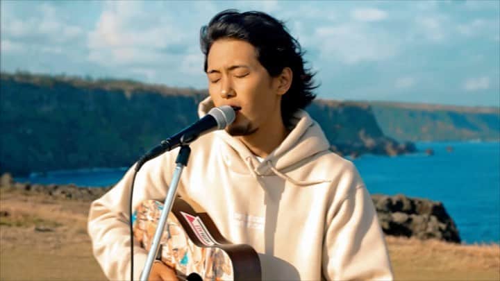 山下歩のインスタグラム：「“In Harmony with Mother Nature“  というコンセプトで、新たに【earthful】という YouTubeチャンネルを始動しました！  地球と人間の調和のメッセージと祈りを込めて、 母なる地球の美しい《絶景》と 人の奏でる《音楽》のコラボをお届け。  毎回さまざまなシンガー・ミュージシャンをお呼びし、 Totty (@totty_vlogs )の撮るこの美しい惑星との コラボをお送りします。  第１弾は、藤井風さんの『帰ろう』を 山下歩がカバーしました！  みなさんYoutubeでチャンネル登録お願いします！  ----------------------------- Composer: Ayumu Yamashita Film: Totty @totty_vlogs  Production: @earthful.inc   Location: 鹿児島県 沖永良部島 Song: 帰ろう／藤井風大先生 @fujiikaze  -----------------------------  藤井風大先生の曲は本当に学びが多いので みんなも聞いてみてー！」