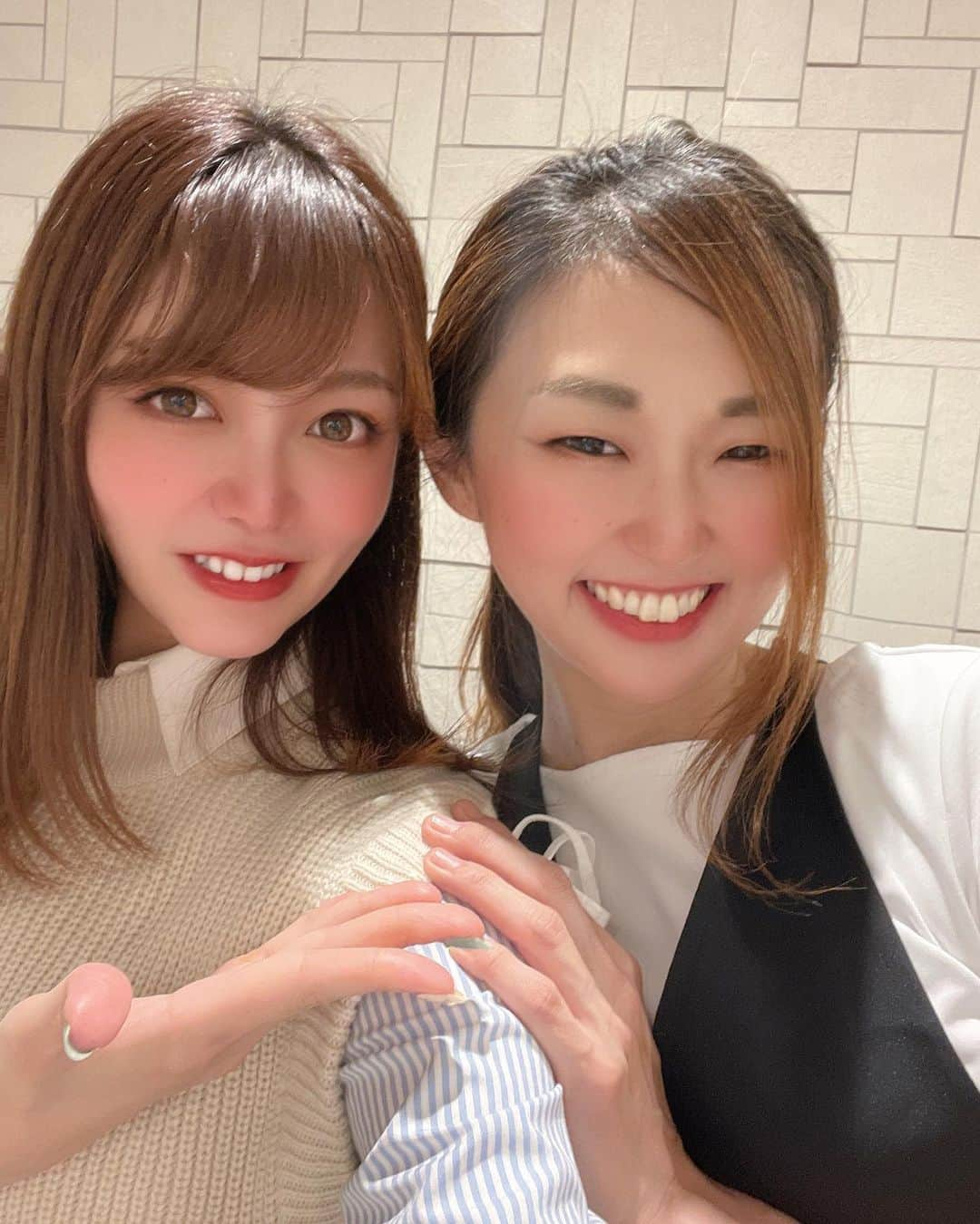 サヤカさんのインスタグラム写真 - (サヤカInstagram)「. 先日ベストボディ仲間の @muconatsu  の阿佐ヶ谷にある @ageless_salon エステにお邪魔してきました✨ ハイフとマッサージをしてもらいました❣️  ハイフは脂肪細胞を潰してくれるのでやってるときにぶちぶちとお腹の脂肪を潰してるような感覚があったよ🤣  なつこさんはいつ見ても細くてボディラインが綺麗すぎて本当にママに見えないと思ってたんだけど施術を受けてそれも納得の技術だった😆✨  お尻周りからもも裏と下腹部をかけてもらったんだけど、横から見た時のお腹が、一回りほっそりに❣️😌  そして足の歪みも取ってくれて膝下からO脚で歪んでたのも直してくれました😊😊 写真で見てもかなりラインが整いました😆✨  嬉しすぎる😂✨  なつこさんまたお願いします☺️  #4DHIFU #エステ #美ボディメイク #美肌 #たるみ改善 #ダイエット #痩身エステ #結果重視サロン #凄腕エステティシャン #林脳神経外科メディカルクリニック﻿ #幹細胞培養上清液﻿ #幹細胞移植﻿ #サイトカイン﻿ #エクソソーム﻿ #再生医療﻿ #女性外来﻿ #女性専用フロア﻿ #乳がんドック﻿ #阿佐ヶ谷エステ #女性医師﻿ #女性スタッフ﻿ #乳腺科﻿ #婦人科﻿ #アートメイク﻿ #デリケートゾーンケア﻿ #腸活﻿ #ドクターが信頼して通う人間ドック﻿ #コストパフォーマンス最高の人間ドック﻿ #医療関係者からの高評価人間ドック #阿佐谷百貨店」4月22日 20時26分 - saya._.workout