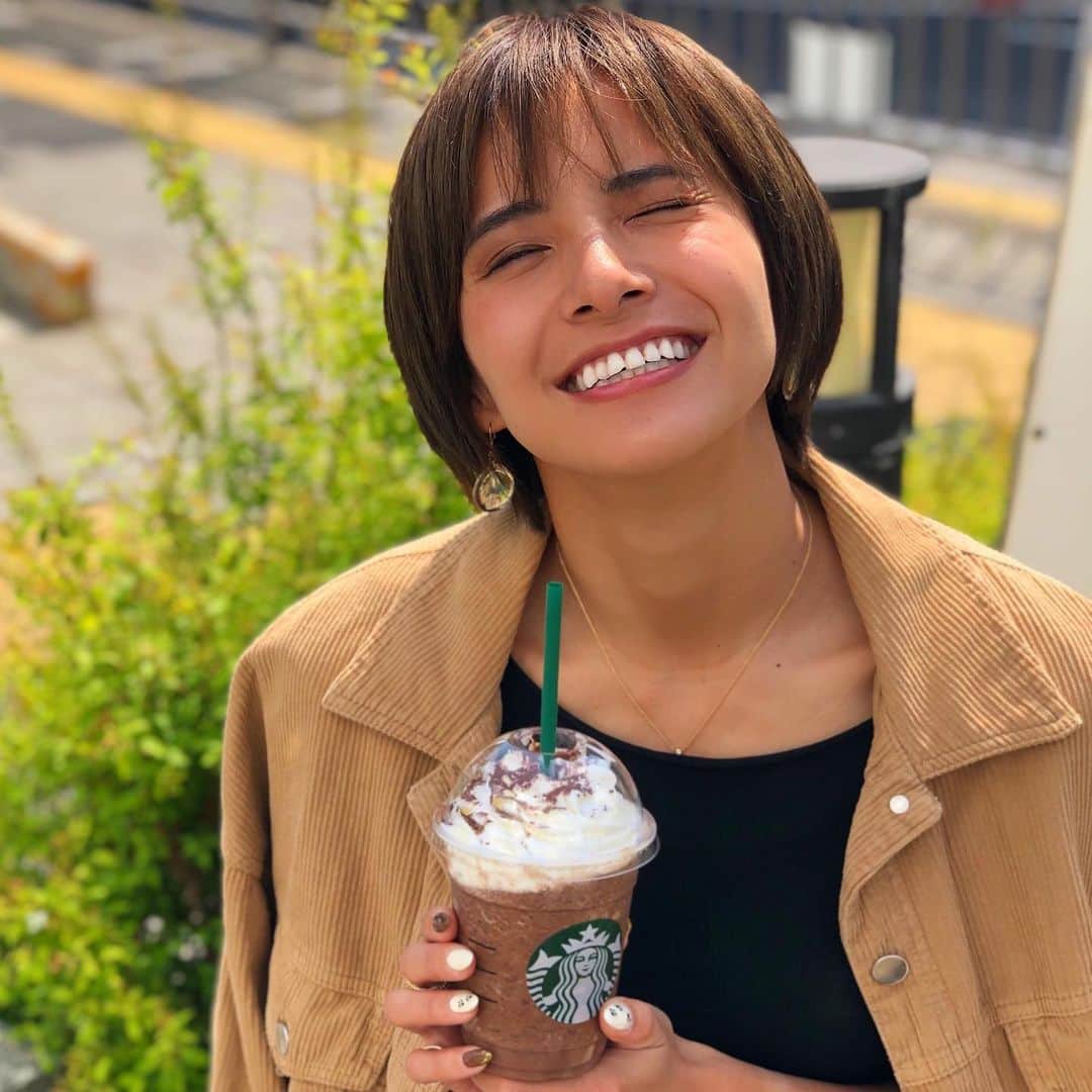 佐野千晃のインスタグラム：「スタバはいつもダークモカフラペチーノクリーム増量🤤﻿ ﻿ がしかし今回出てるティラミスコーヒー本当に美味しい！！﻿ ﻿ 今までの中で一番好き！！笑﻿ ﻿ チョコ好き、ティラミス好き絶対飲んで！！笑﻿ ﻿ #natural #healthy #good #gilrs #gilr #cool #cute #ooted #selfie #self #face #スポーツ女子 #笑顔 #ひまわり #スタバ #大好き #フラペチーノ」