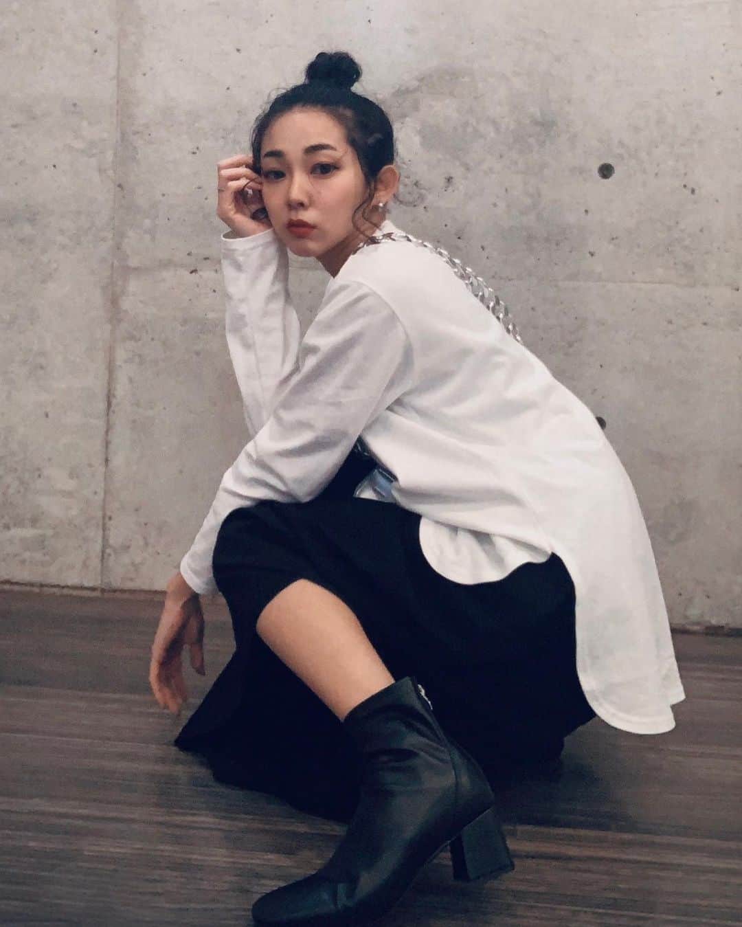 Ai（虫賀愛）のインスタグラム：「やっと春物着れるのほんと嬉しい❤️  @shoplist_official ✔︎スクエアトゥフェイクレザーショートブーツ PUレザー シンプル  ✔︎ワイドパンツ　麻素材  ✔︎オーバーサイズ 長袖Tシャツ  プチプラでベーシックアイテム❤️  #shoplist  #ショップリスト」