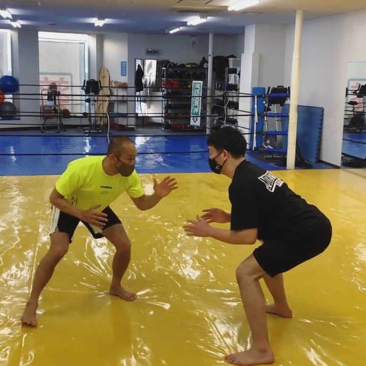 のインスタグラム：「毎週木曜17:30からはルミナ担当『コア＆ファンクショナル』クラス！上手なカラダの使い方を“楽しく”指導致します💪 #ruminasato_personaltraining も受付中！ #ruminasatotrainingmethod #日々挑戦 #functionaltraining #coretraining #体幹トレーニング #movement #身体操作 #rootsgym #小田原 #健康 #ダイエット #格闘技 #フィットネス #workout #柔術 #修斗 #mma #免疫力アップ #会員募集中 #低姿勢おぢさん」