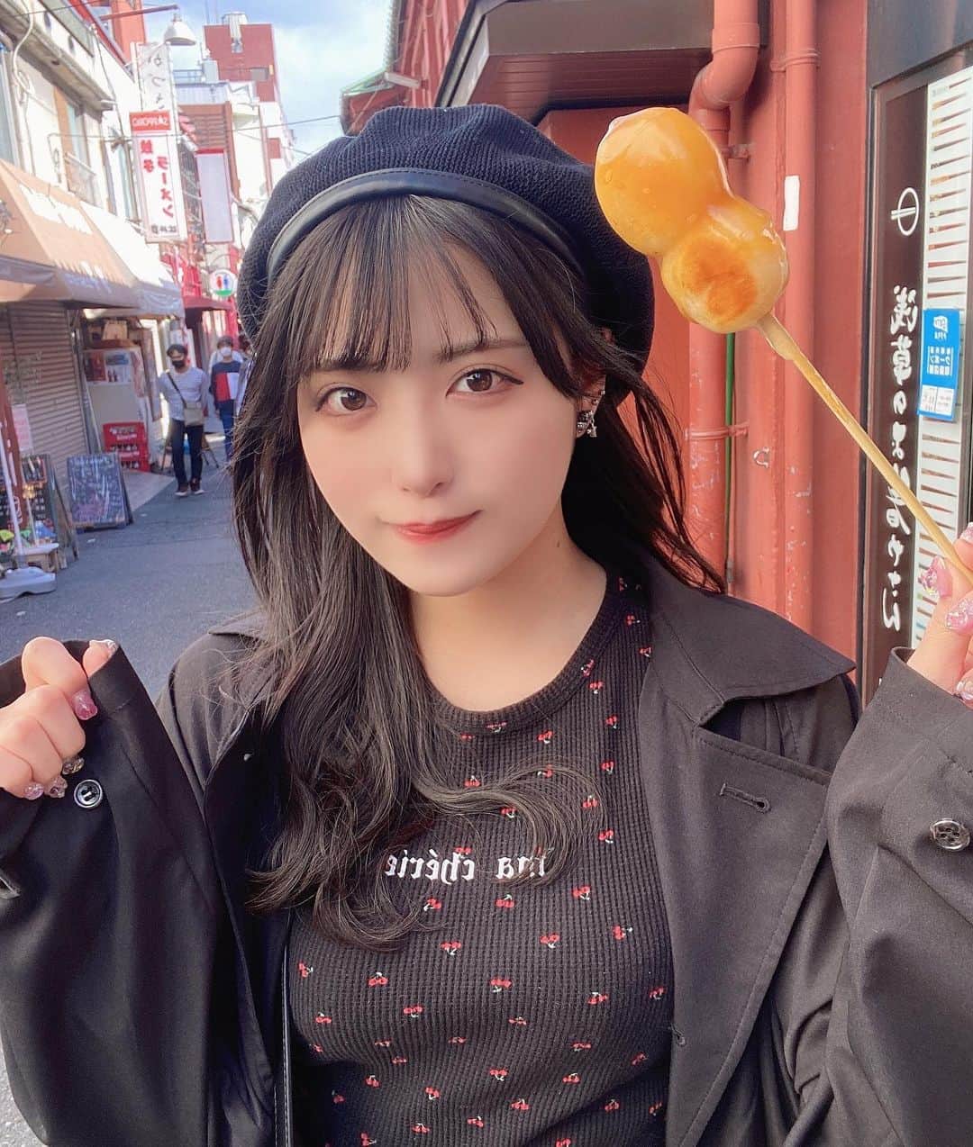 竹内花のインスタグラム：「だーんご！浅草^_^！ 旅行いくならどこ行きたい？ 花は韓国🥲🥲🥲  #グラビア #グラビアアイドル #アイドル #撮影会 #撮影会好きな人と繋がりたい #カメラ #カメラ好きな人と繋がりたい #被写体 #撮影会モデル #ポートレート #ポートレート撮影 #自撮り界隈 #gravure #gravureidol #camera #그라비아 #셀카 #浅草 #浅草グルメ #浅草食べ歩き #ブラックコーデ」