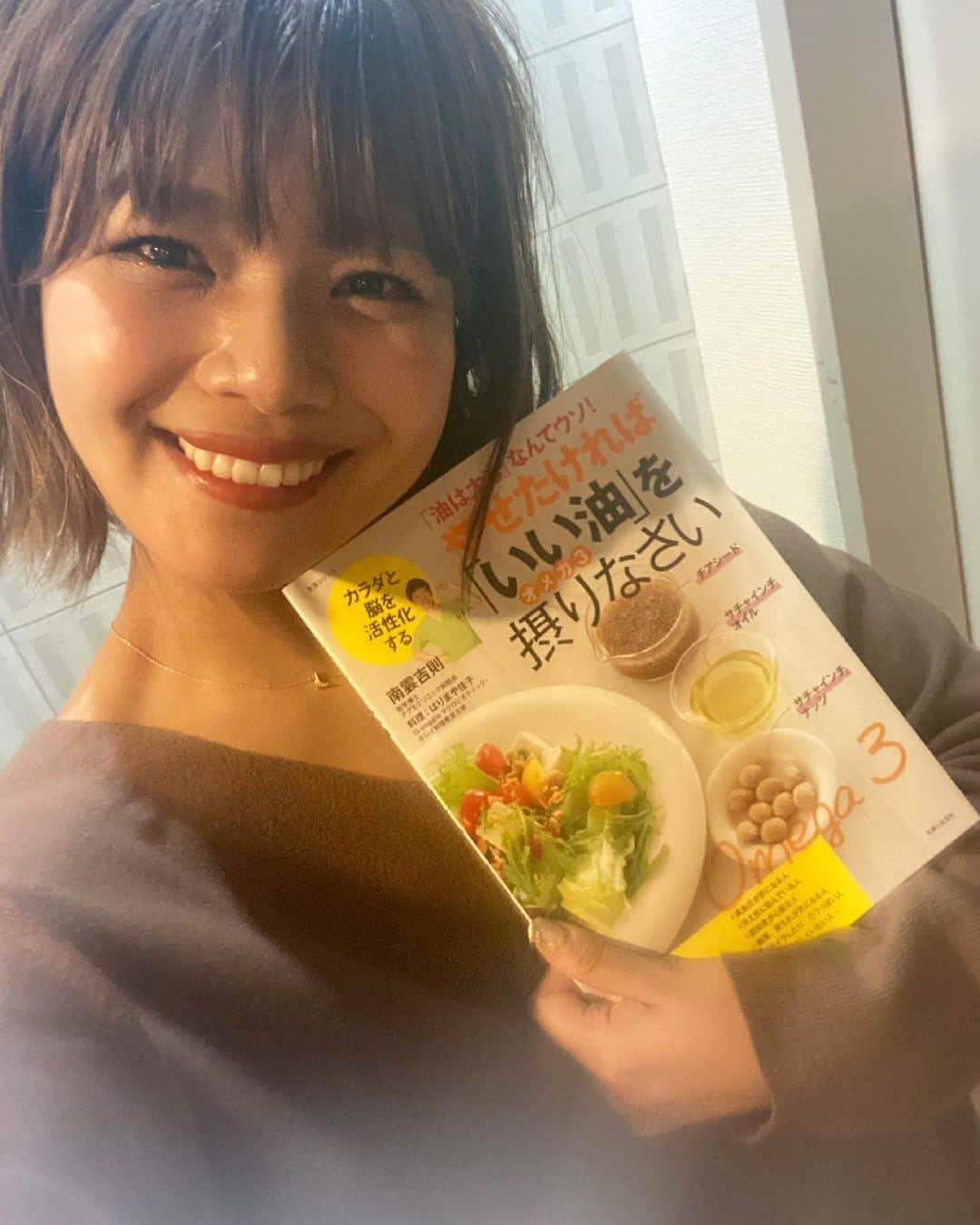 クロさんのインスタグラム写真 - (クロInstagram)「最近の健康のオススメ☺️💕💕  【カラダに良いオイルをとろう✨】 美ボディ、美肌、健康美🤞🏽✨✨✨ ということで最近注目している  オイル美容✨✨ 肌にも健康にもダイエットにも♩∗ ︎*ﾟ  良いのがすご〜いっ！！！ サンヘルス ホワイトチアシードオイルは オメガ３含有量がNo.1👏🏽👏🏽👏🏽 １００パーセントピュアバージンオイルなのです♩  また、サチャインチオイルは、ナッツから抽出された、やはり１００パーセントピュアバージンオイルで、これは、熱に弱いオメガ３オイルの中で唯一の加熱できるオメガ３オイルなので、炒め物などの調理に使えるから、オイルを変えるだけなので日頃からメチャクチャ取り入れやすい🥺🙏🏽 （写真のポトフはこれを使って作ったよ〜👩🏽‍🍳） このオイルを接種することで免疫力アップや、腸内細菌が整って、痩せやすいカラダ作りにも期待できるんだって！！ サチャインチナッツは持ち歩きもできて、便利だった、、、  健康にはおすすめだし、毎日スプーン１杯飲むだけでも炒めてもグー🤟🏽 なかなか健康に気を使う余裕がなくても、これなら簡単に続けられて、お肌の調子が良いのもこのおかげかも😭🙏🏽💕💕 みなさんもオイル美容始めてみませんか？！  #FRONTROW #オメガ3 #オメガ3オイル #サチャインチ #ホワイトチアシード #チアシード #ダイエット #セレブダイエット #美肌 #ウィルス対策 #家族の健康 #pr」4月22日 21時12分 - kuro_risa