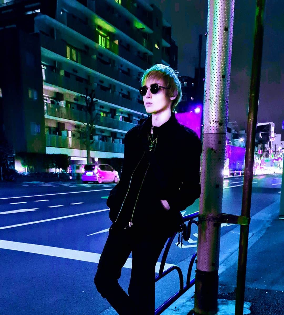 YOHIOのインスタグラム：「Urban Philosopher   -----  #YOHIO #YOHIO2021 #Tokyo #tokyolife #tokyo2021 #外国人 #neonaesthetic #cyberpunk」