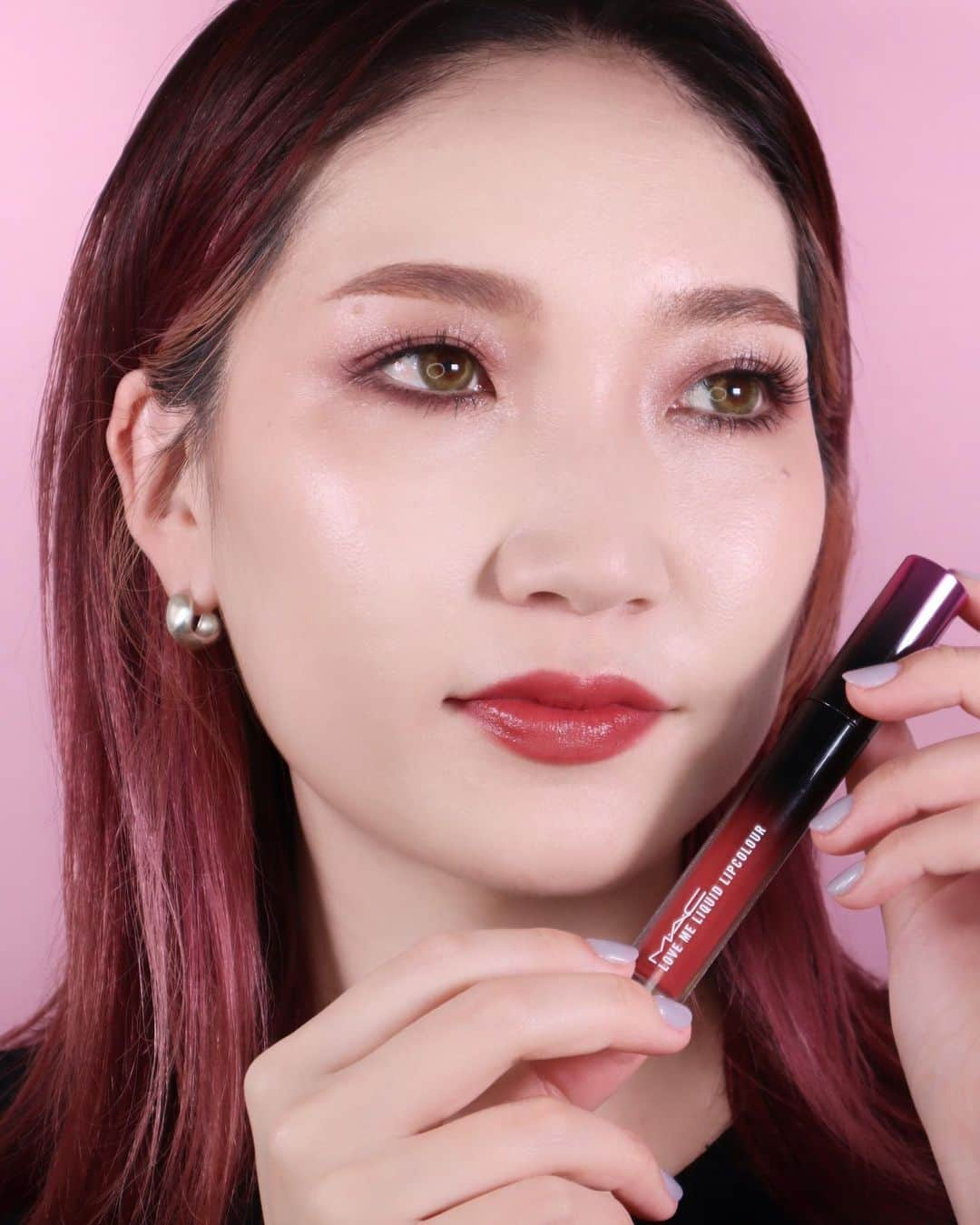 M∙A∙C Cosmetics Japanさんのインスタグラム写真 - (M∙A∙C Cosmetics JapanInstagram)「【いよいよ明日発売！】 🆕ラブ ミー リキッド リップカラーから、 ローズカラーのワット ア ドールに合わせたメイクルックご紹介🌸✨ 　 《使用製品》 ＊LIPS ☑︎ラブ ミー リキッド リップカラー ワット ア ドール ＊EYES ☑︎パウダー キス アイシャドウ ライプンド ☑︎ダズルシャドウ エクストリーム イェス トゥ シークエンズ ＊BLUSH ☑︎グロー プレイ ブラッシュ ブラッシュ, ブリーズ ㅤㅤ ■2021/4/23(金) 公式オンライン*＆全店発売 *午前10時発売予定。システムの影響により、多少前後する可能性がございます。何卒ご了承ください。 ㅤ Shot by M·A·C EVENT ARTIST Hatsuo Arisaka @hatsuo_mua ㅤ #MACLOVEMELIQUIDLIPCOLOUR #MACラブミーリキッドリップカラー #MACラブミー #MACLOVEME」4月22日 21時27分 - maccosmeticsjapan