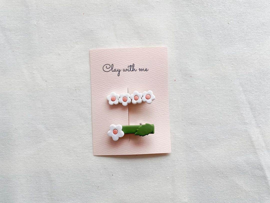 Kikko Designのインスタグラム：「Spring is here！﻿ ﻿ 試作を重ねた葉っぱ付き﻿ ﻿ やっとお披露目!﻿ ﻿ #hairclips﻿ #ヘアクリップ﻿ #女の子﻿ #女の子ママ ﻿ #女の子コーデ ﻿ #ヘアアレンジ﻿ #春カラー　﻿ #お花のヘアクリップ﻿ #お花アクセサリー ﻿ #春コーデ」