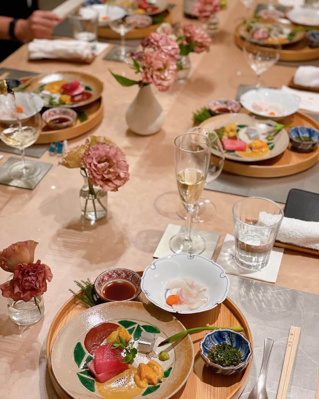 松岡里枝さんのインスタグラム写真 - (松岡里枝Instagram)「ホームパーティー🍷✨  きのうは、いつも良くしてくださる、夫のご友人の美食会の方々を自宅にお招きして、素敵なシェフに来ていただいて、 ホームパーティーをしました🥰💐✨ お料理に合わせて落ち着いた色のお花も飾ってみました🌸  2.3.4枚目　自宅でこのクオリティーのお食事をいただけるなんてすごいです😍🥢 お料理も美味しくて、ワインやシャンパンも美味しくて、とっても楽しいひと時でした☺️🌸  5枚目　皆様からお土産に頂いた紅茶と可愛いチョコレート、素敵なワインもありがとうございます🙇🏻‍♂️💗💗  そして、いつも優しい美食会の女性経営者の方々が、 私の部屋にあるeflaのお洋服を見て、 あれもこれもと皆さん沢山オーダーしてくださいました😭❤️❤️ すごく嬉しかったです🥺💕💕💕 ありがとうございます🙇🏻‍♂️✨  きのうのお洋服は、 ・２wayボウタイイージーケアワンピース 目上の方とのお食事なので 露出は少なく、落ち着いた色のネイビーで 首元のリボンは外してすっきりと☺️👗  #efla #homeparty #dinner #エフラ #ホームパーティー」4月22日 12時36分 - okarie1023
