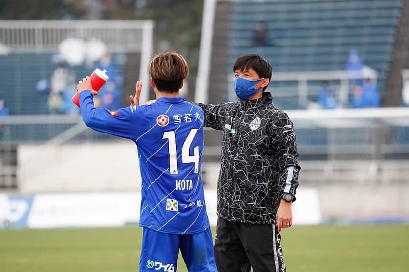 山田康太のインスタグラム：「チームに関わる全ての人がいい方向にいくように、勝てるように全力で取り組んでいました。  なかなか結果を出せず監督に責任を取らせてしまう形になってしまったこと、選手として不甲斐なさと情けなさでいっぱいです  移籍してきた僕にとってまるさんの思考には色々な発見があり成長できる監督だなって思っていました。 どんな形でも、どんな内容でもまるさんのために試合に勝ちたいと思って強い気持ちで戦ってました。  昨日の試合の後、サポーターの方達から僕たち選手ではなく監督にこのような時期にも関わらず大声で心無い言葉を多くぶつけていたのを見てすごく悔しかったです。  必ずまるさんの想いも背負って今シーズンこのチームのために戦い抜きたいと思います。」