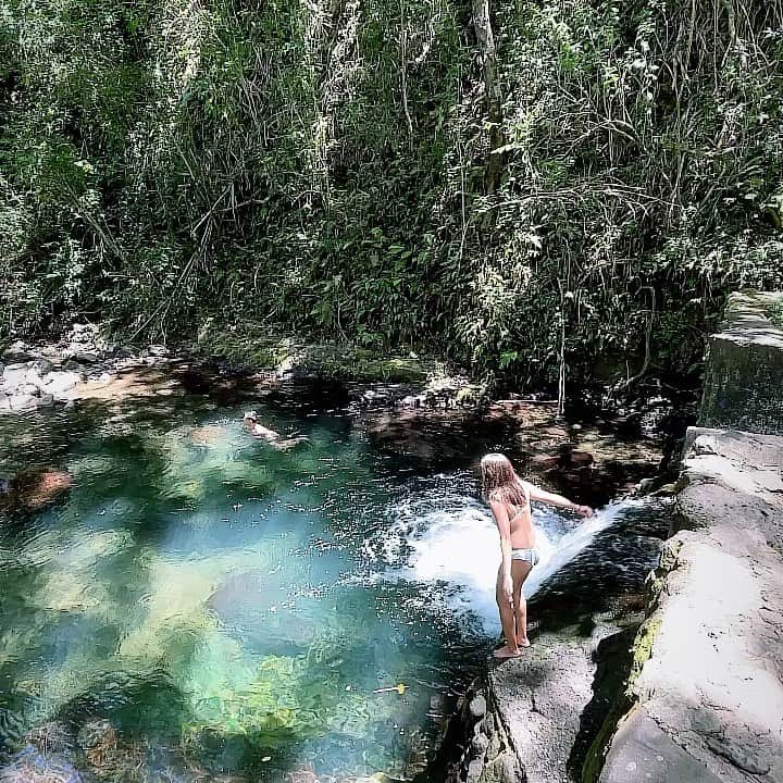 アリッサ ウーテンのインスタグラム：「Taking a dip in some fresh water 💦」