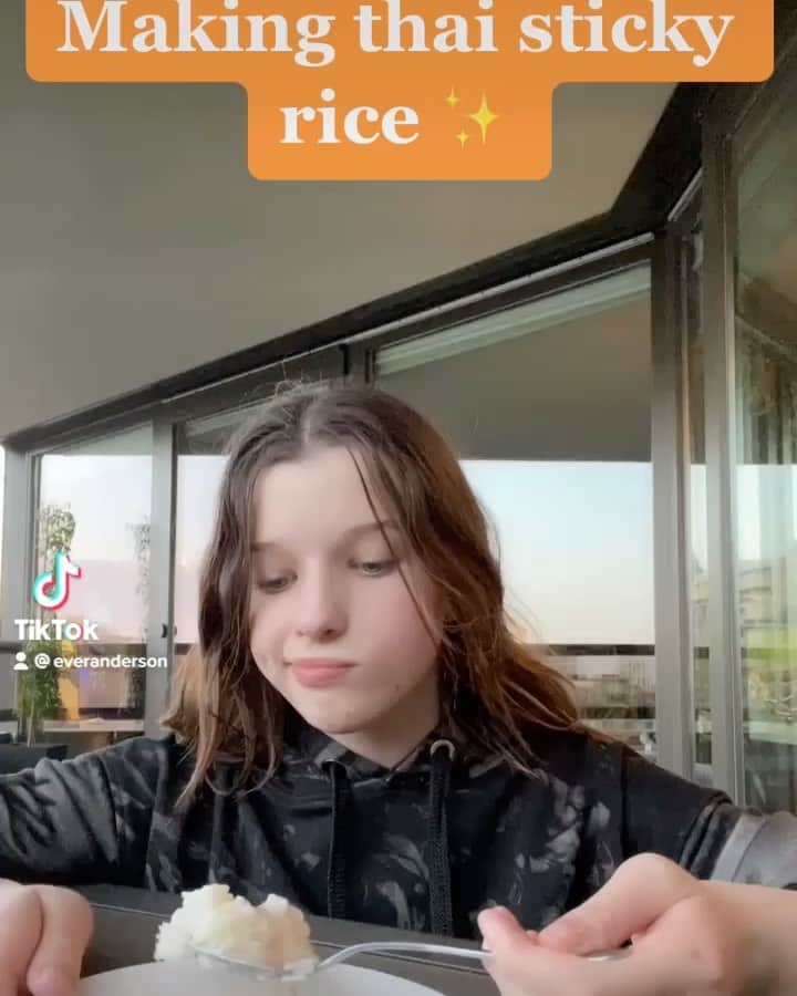 ミラ・ジョヴォヴィッチのインスタグラム：「Spending some valuable bonding time with my child. Through Tiktok.🤦🏻‍♀️ But I’ll take it @everanderson😂 I’ll do anything just to spend some extra time with you.😘😘😘 also the mango never made it🙈」