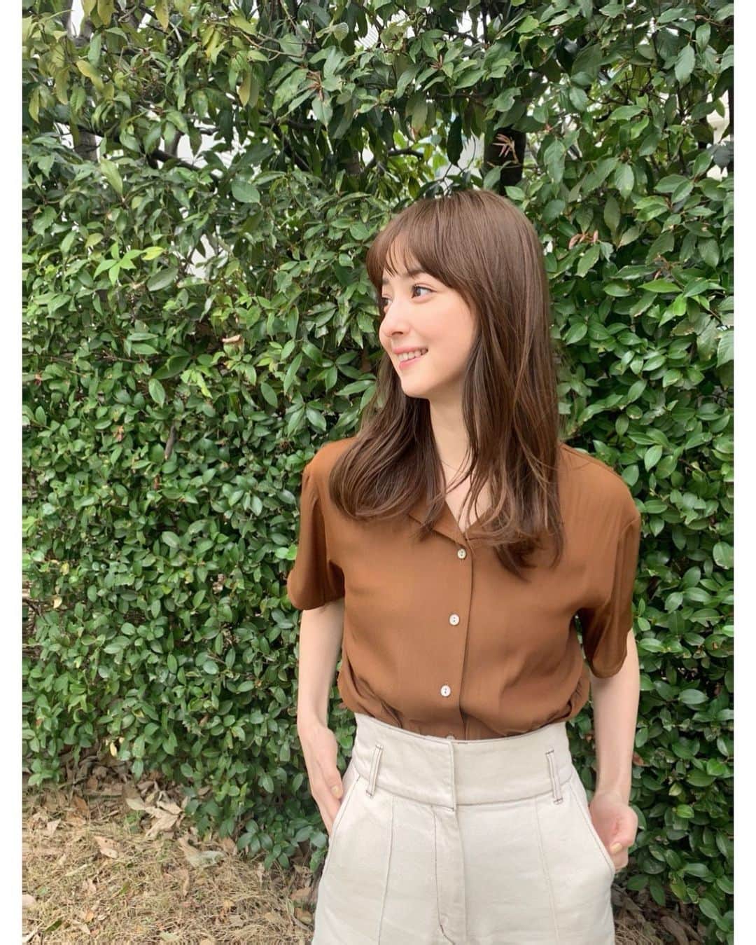佐々木希さんのインスタグラム写真 - (佐々木希Instagram)「私服。 とろみシャツと後ろゴムのパンツ。シャツは皺になりにくく、軽い素材。パンツはブラウンの糸のステッチがポイント☺︎  #iNtimite」4月22日 13時49分 - nozomisasaki_official
