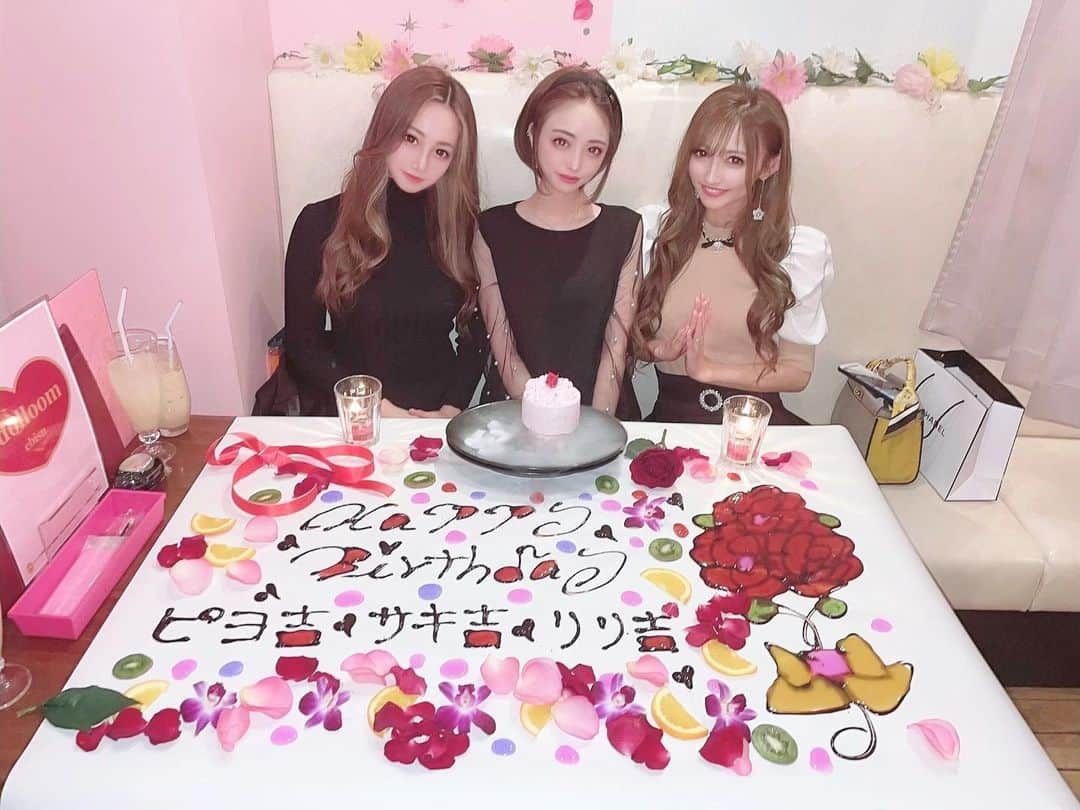 寿リリカさんのインスタグラム写真 - (寿リリカInstagram)「♡ ピヨ吉🐥サキ吉🐥リリ吉🐥 合同🎁🎂Birthdayparty🎂🎁 ♡ ╰(*´︶`*)╯ｵﾒﾃﾞﾄｳ🎉💕💕 ｱﾘｶﾞﾄｳ💕💕🥂♡(❁´ω`❁) ♡ いつも可愛くて優しいピヨサキがだいすきっ◝(⑅•ᴗ•⑅)◜..°♡ℓσνєﾟ。*♡ プレゼントも大事にするっ💓 ♡ @dolloom_ebisu のテーブルアートすごくかわいかったぁ🎀🥂🍽🎂🌸 ♡ 自家製のフルーツソースとチョコソースをバームクーヘンにつけてテーブルごと美味しくいただいたよん🍰💗ŧ‹"ŧ‹"(๑´༥`๑) ♡ インパクトあってお祝いにぴったり✨🥺ブーケサラダやピンクのチーズリゾットも可愛くて映えmenuなのもうれし〜っ😍🍽🥂💓 ♡ #テーブルアート #テーブルアートドールーム #バースデーアート #お誕生日会 #バースデーメニュー #バースデー #お誕生日 #dolloom #恵比寿ランチ #バースデーランチ #birthday #birthdaycake #birthdayart #tableart」4月22日 14時25分 - ririkakotobuki