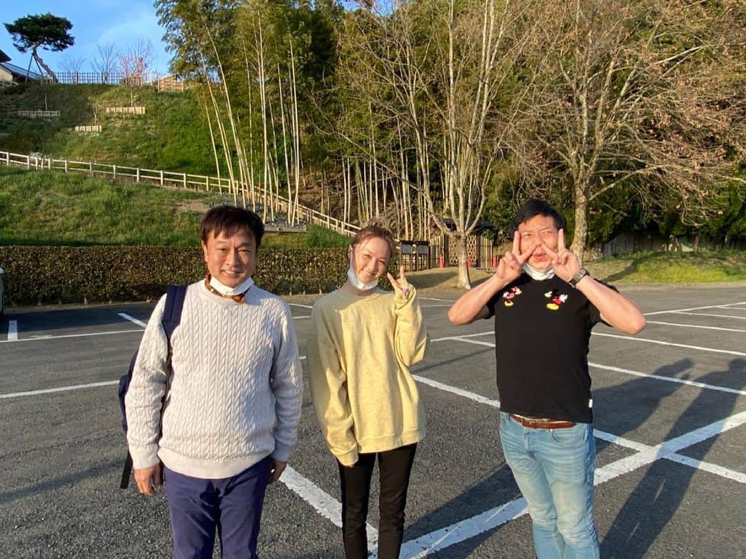 Ami さんのインスタグラム写真 - (Ami Instagram)「先日オンエアされたバス旅の陣取り合戦、やっと録画を見終えまして、改めて本当に楽しかったなぁって♡  太川さんをはじめ、スタッフの皆さんのチームワークが完璧で、愛に溢れた番組に参加させてもらえたこと、そして大好きな茨城を堪能できたことも幸せでした😊😊😊  タブっちゃんも最高に面白かったし、盛り上げ上手で終始ハッピーな気持ちで戦えました🥰 太川さんはカメラには写ってないところでも、ずーーっとスタッフの皆さんを気遣っていて、手抜きなしで誰よりも番組に真剣に取り組む姿も含め、とても勉強させていただきました🥺 長く愛される人にはやっぱりちゃんと理由があるんだなぁと。  一泊二日のロケで大変だったけど、それ以上に楽しくて幸せな二日間でした‼︎💕 茨城県の魅力に改めて気付くこともできました🌿  ご視聴いただいた皆さん、ありがとうございました‼︎‼︎‼︎」4月22日 14時50分 - ami_dream05